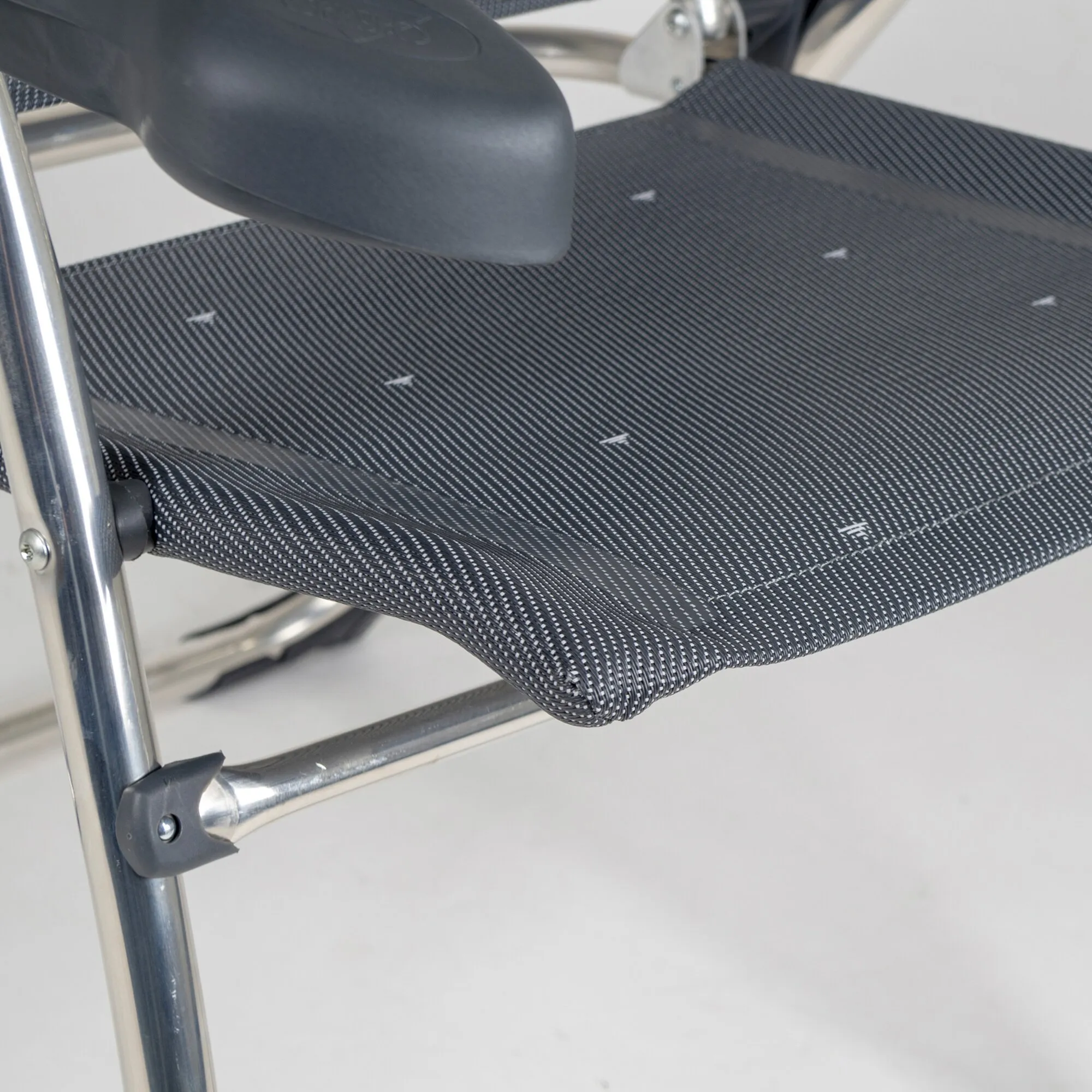 Detailaufnahme des anthrazitfarbenen Campingstuhls XS AL/215 Classic mit schwarzem Netzgewebe, Armlehne und Aluminiumgestell