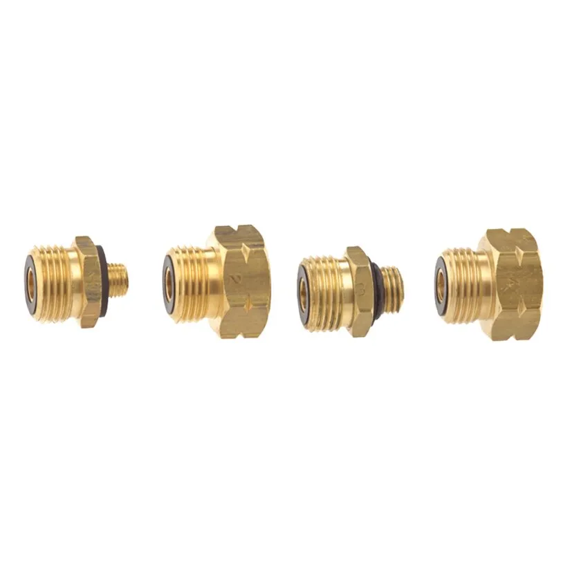 Gasflaschenadapter Euro-Set D mit vier goldfarbenen Messingadaptern und sichtbaren Gewinden auf weißem Hintergrund