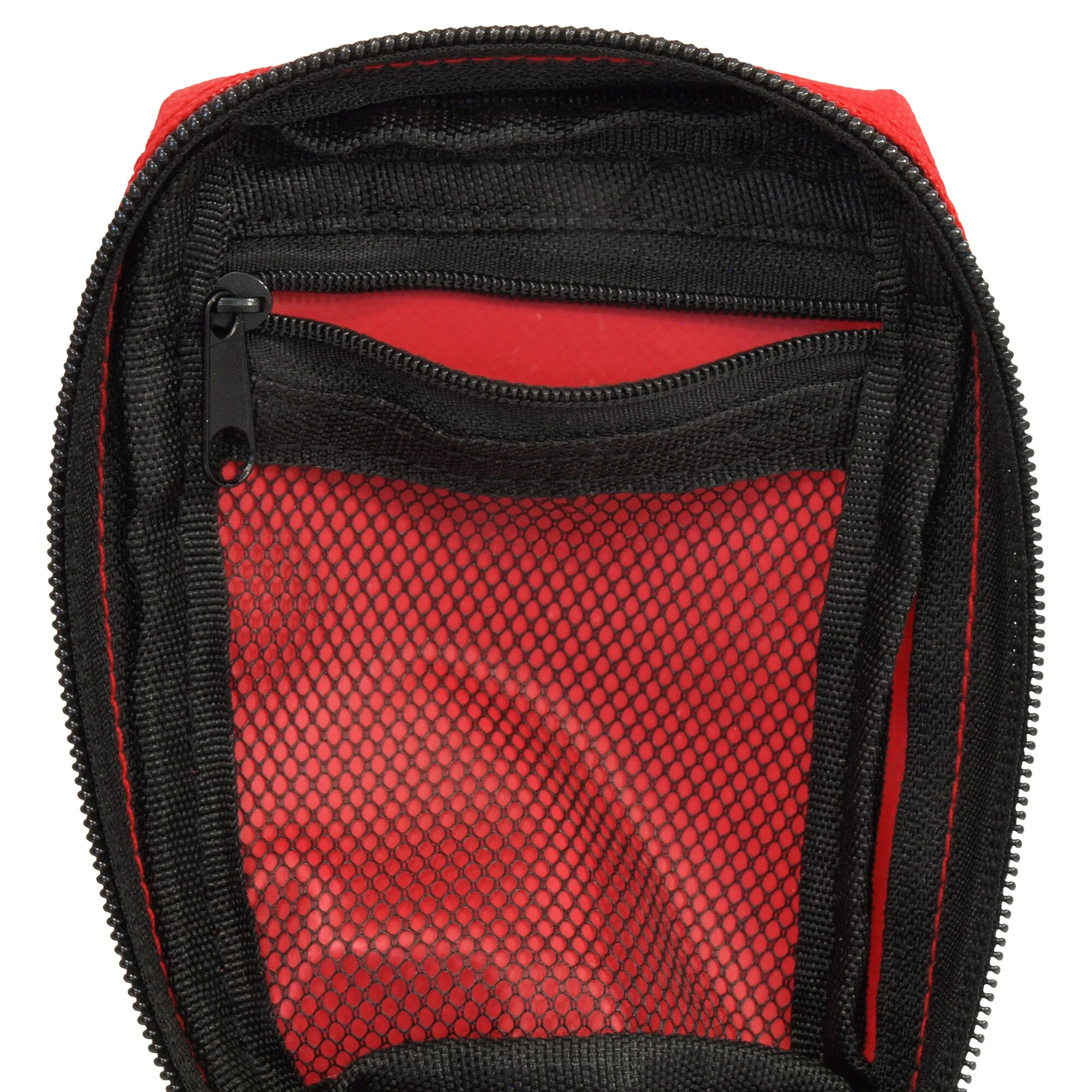 Innenansicht des roten und schwarzen Erste-Hilfe-Sets Hiking mit Reißverschluss, Netztasche und zusätzlichen Innenfächern
