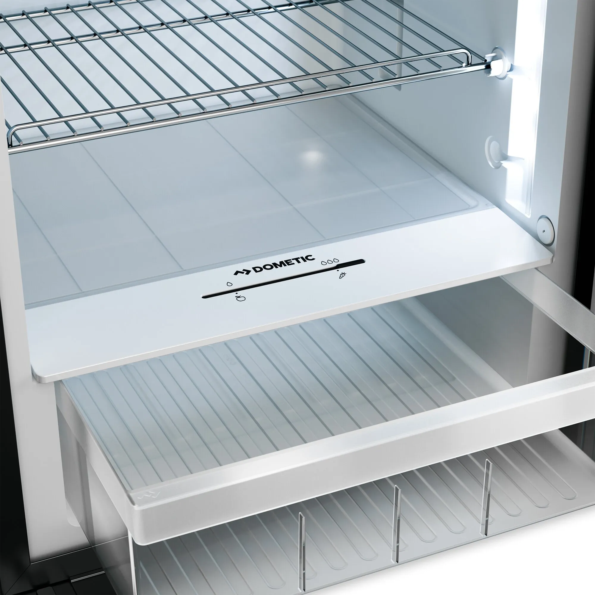 Innenansicht des weißen Dometic RCD 10.5XET Kühlschranks mit Gitterrost, Kühlfach, Schublade und LED-Innenbeleuchtung