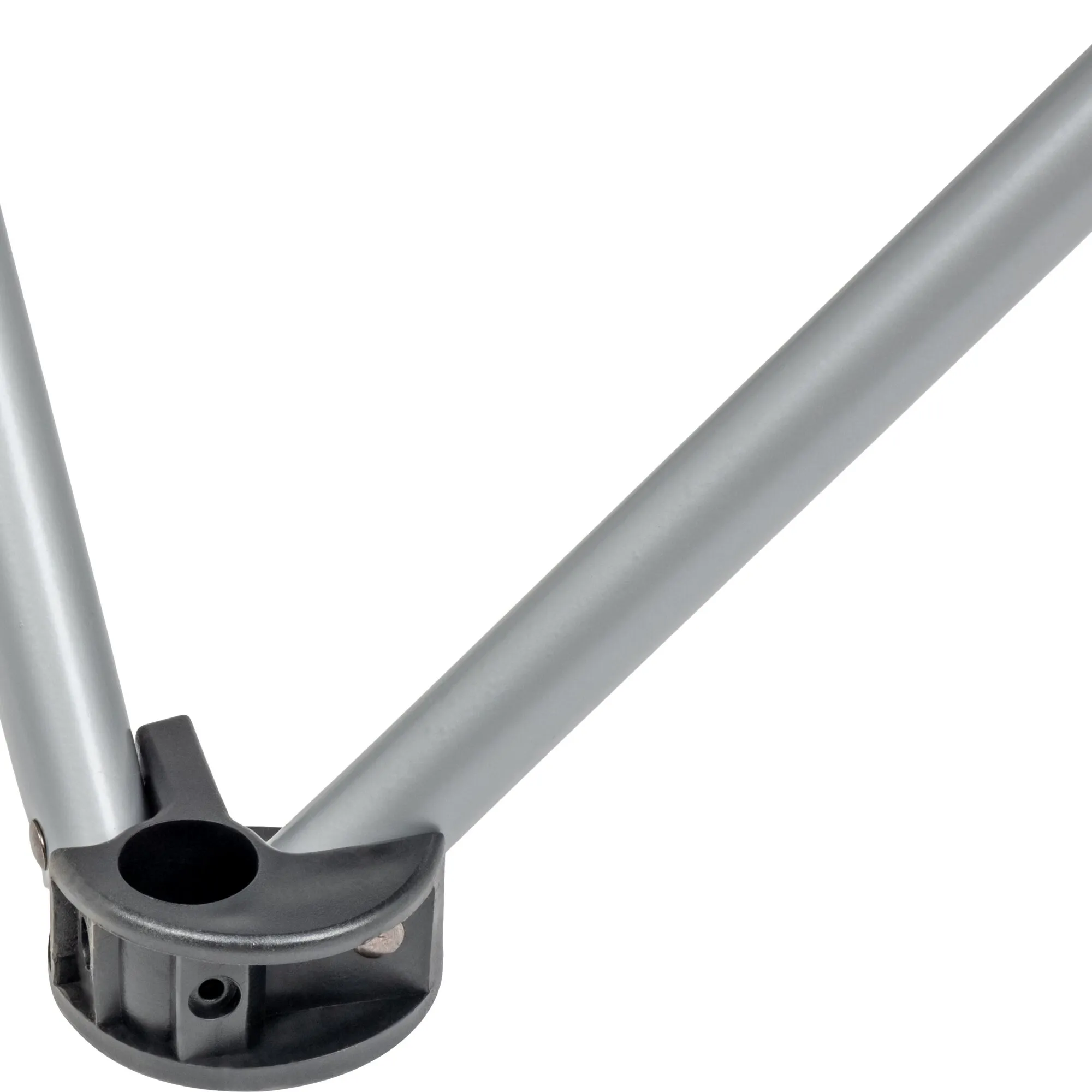 Detailaufnahme des schwarzen Gelenkfußes mit silbernen Metallrohren des Faltsofas Action Repose