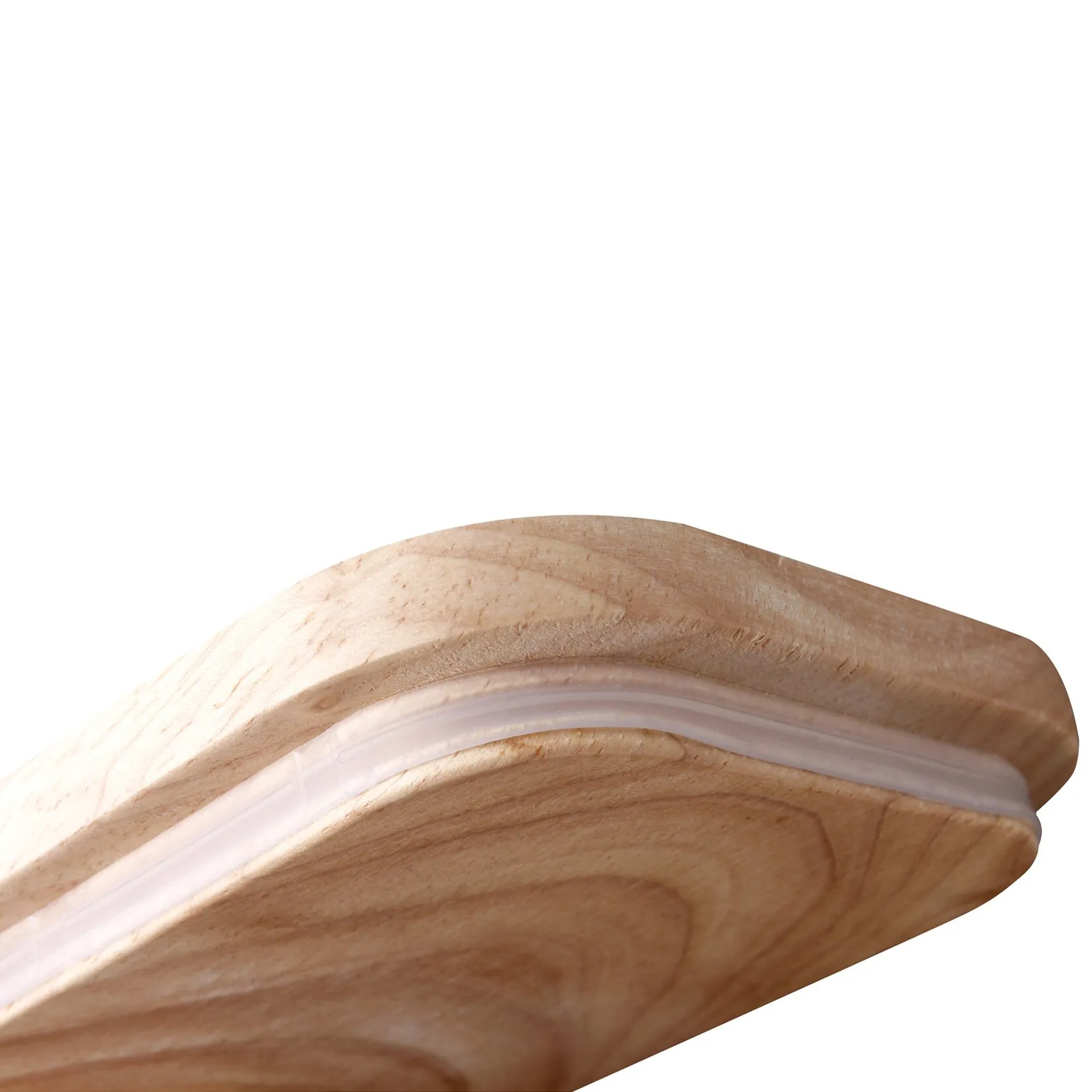 Detailaufnahme einer ovalen Butterdose aus hellem Holz mit transparentem Dichtungsring am Deckelrand