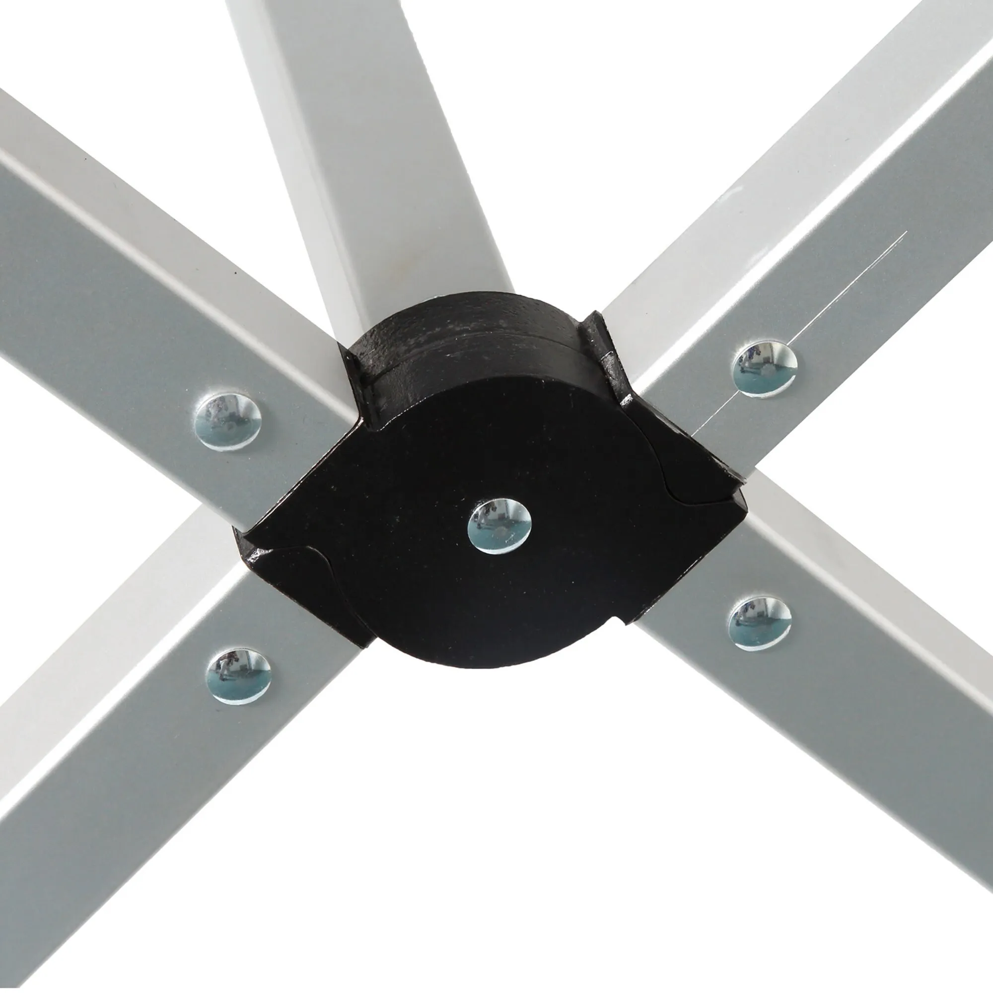 Detailaufnahme der schwarzen Gelenkverbindung mit verschraubten silberfarbenen Metallstreben des Rolltischs Titanium Axia 104 cm