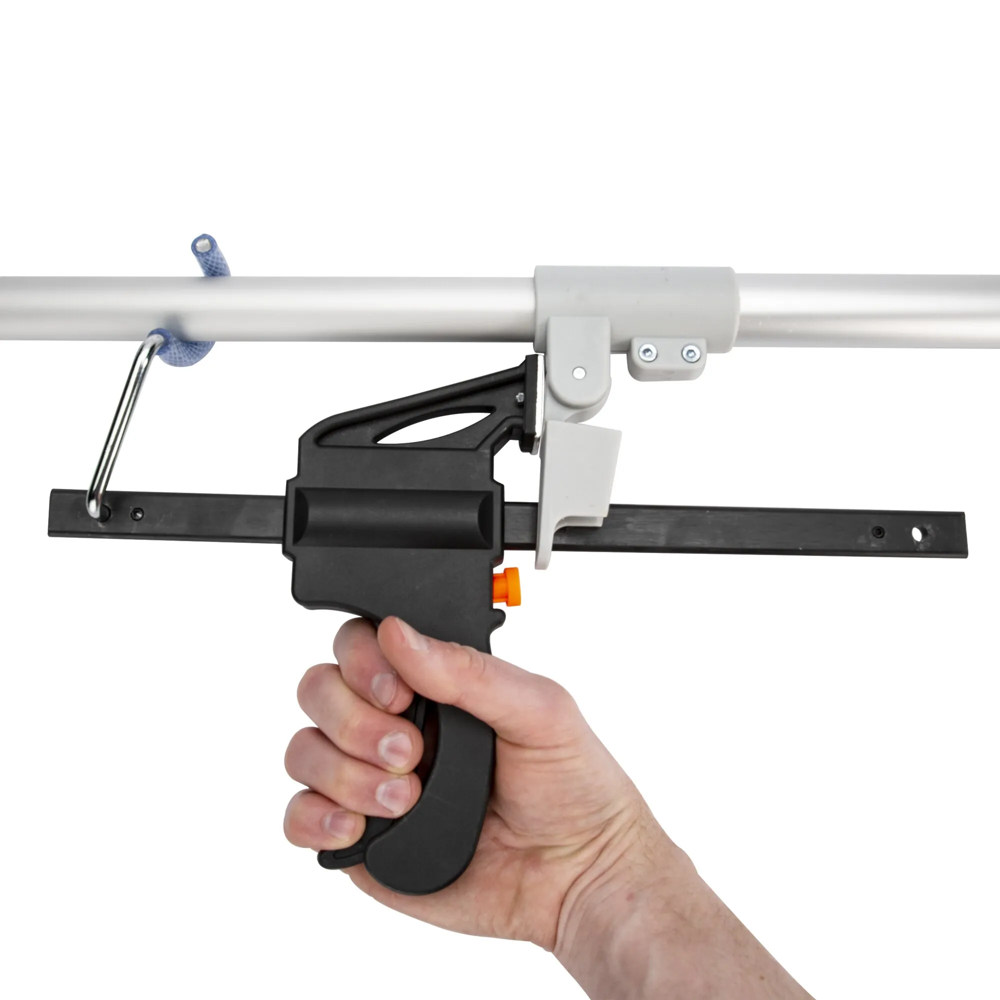 Schwarzer Gestängespanner für Vorzelte wird von einer Hand an weißen Zeltstangen bedient, mit Haken und Spannschiene