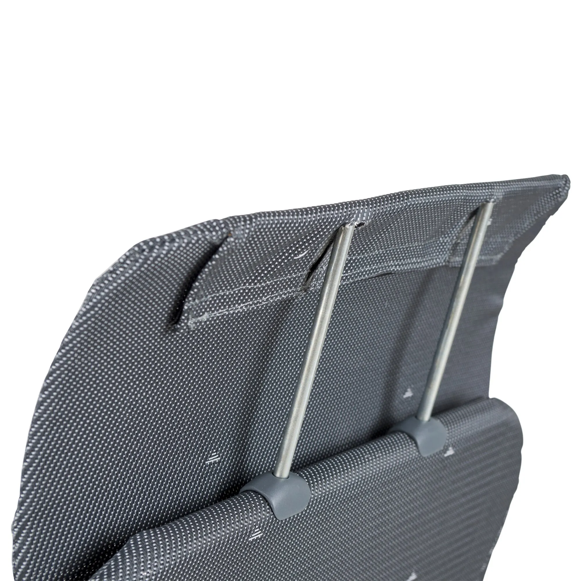 Detailaufnahme des schwarzen Campingstuhls AL/213 Classic mit grauem Aluminiumgestell, Armlehne und atmungsaktivem Netzgewebe