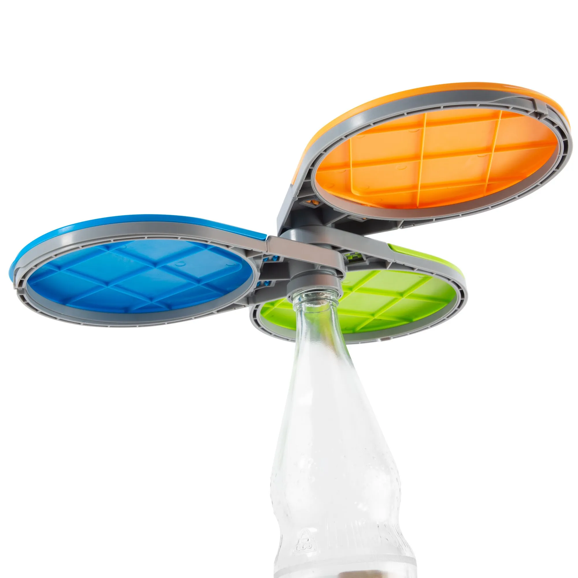 Resty Mülltrenner mit vier farbigen, ovalen Klappen in Orange, Blau und Grün, an einer Glasflasche befestigt