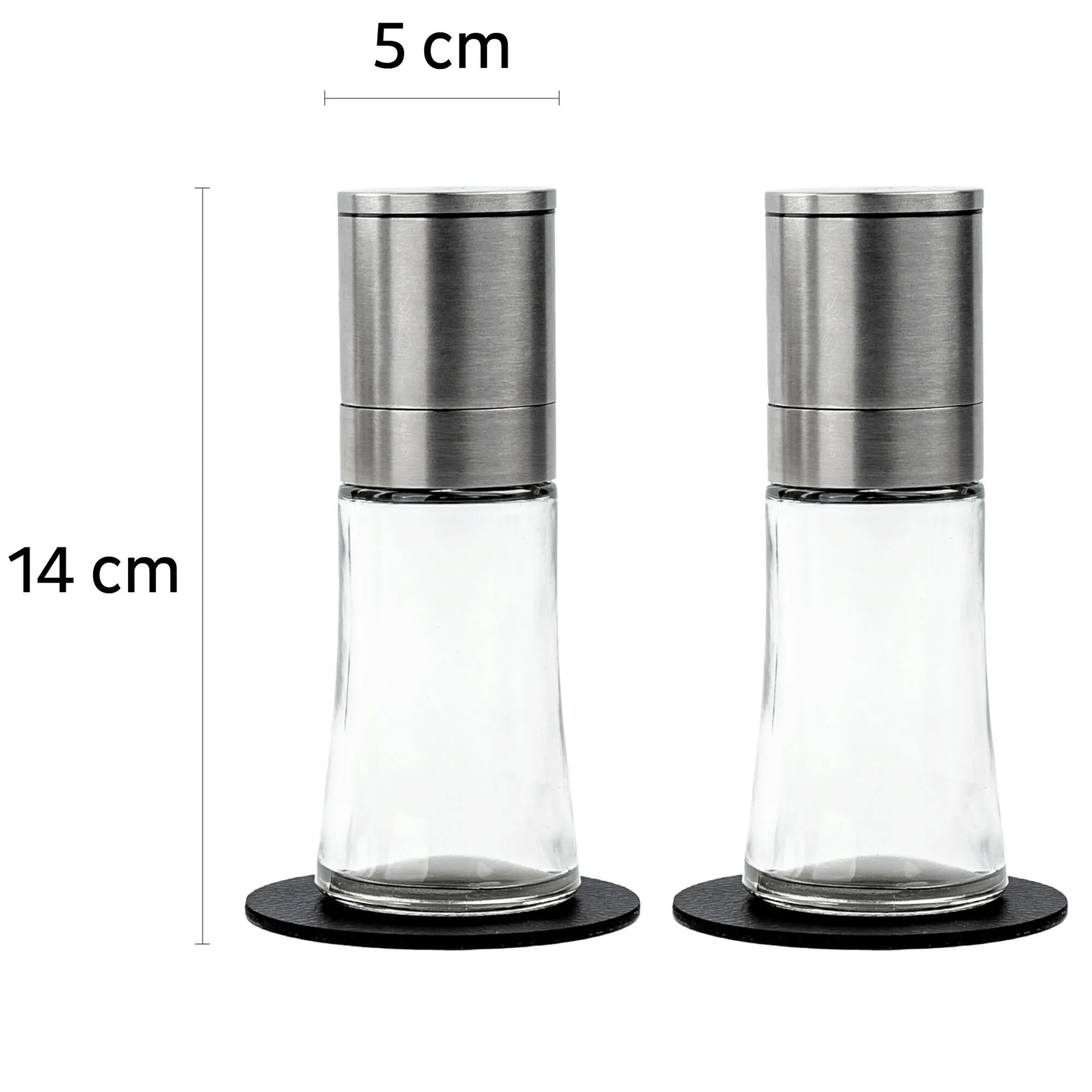Zwei silberne Magnet-Gewürzmühlen aus Glas mit schwarzen Standflächen, jeweils 14 cm hoch und 5 cm breit