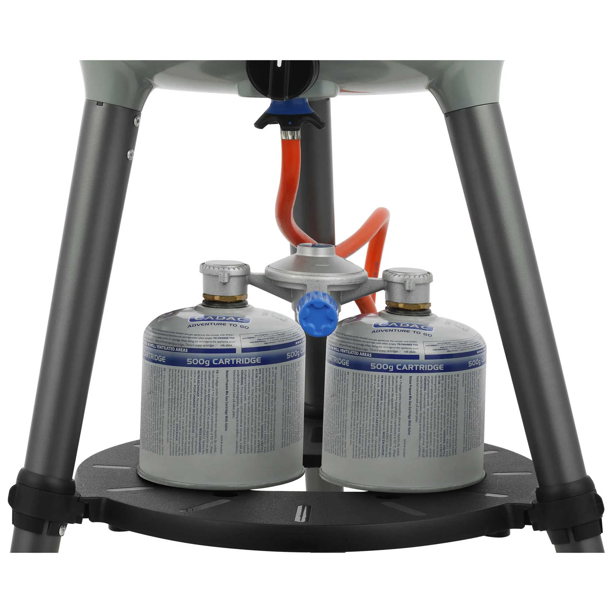 Unteransicht des Gasgrills Cadac Carri Chef 40 mit zwei 500-g-Gaskartuschen, rotem Verbindungsschlauch und schwarzem Dreibeingestell