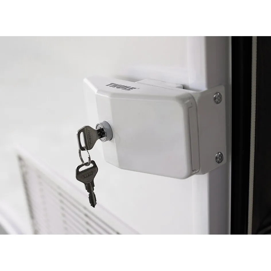 Weiße elektrische Türverriegelung Door Lock Frame 3 an einer Tür mit eingestecktem Schlüssel und zweitem Schlüssel am Ring
