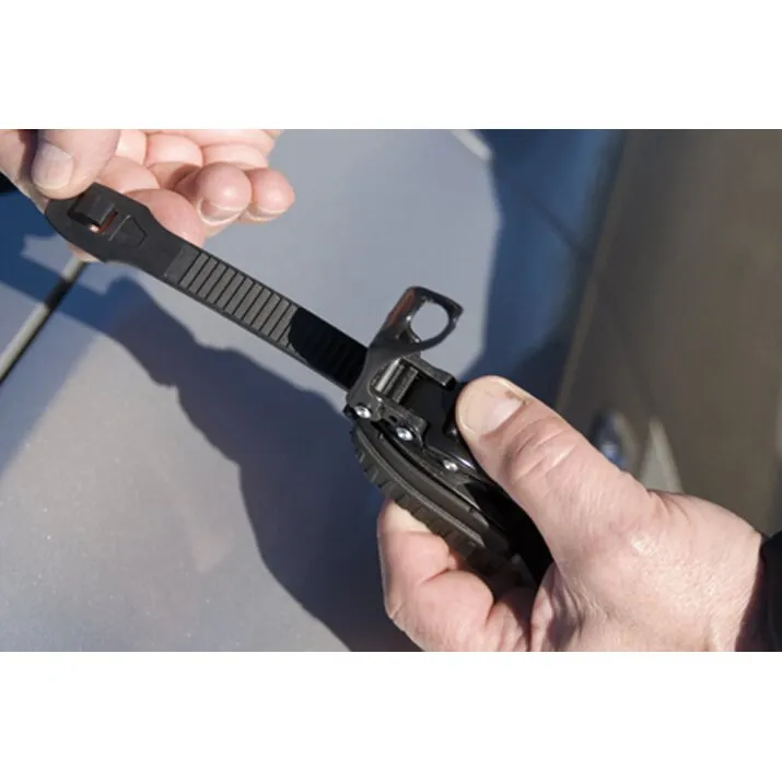 Detailaufnahme der Befestigung eines schwarzen Caravanspiegels Handy Mirror XL Standard mit verstellbarem Spannriemen in Händen