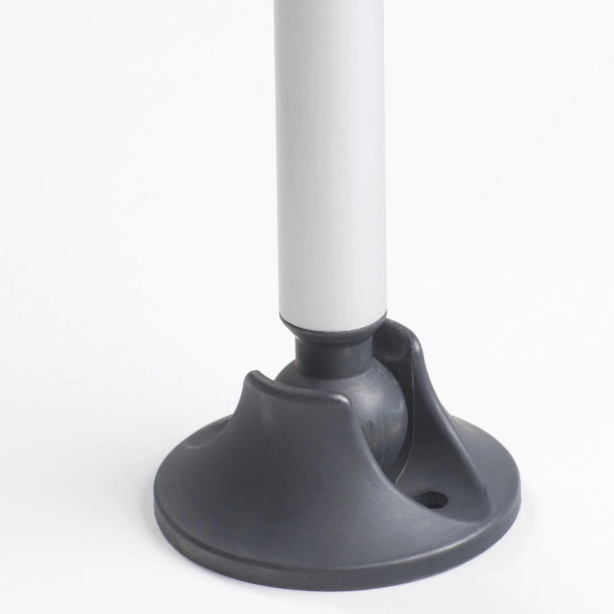 Detailaufnahme des Campingtischs HighQ Blackline, 80 cm, mit weißem Rundbein und schwarzem Kunststofffuß