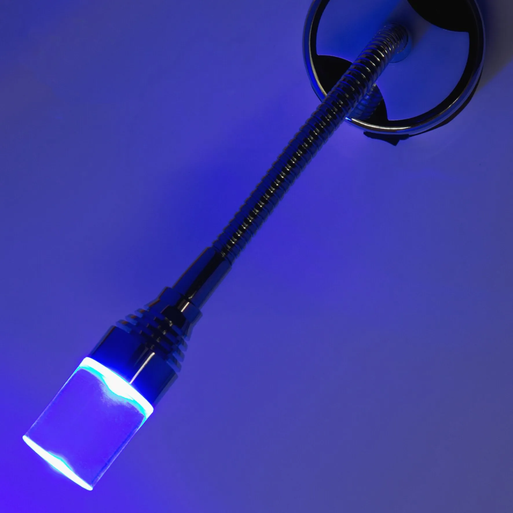 Schwarze Dimatec Flexi 2 Leseleuchte mit flexiblem Schwanenhals, runder Halterung und eingeschaltetem LED-Leuchtkopf