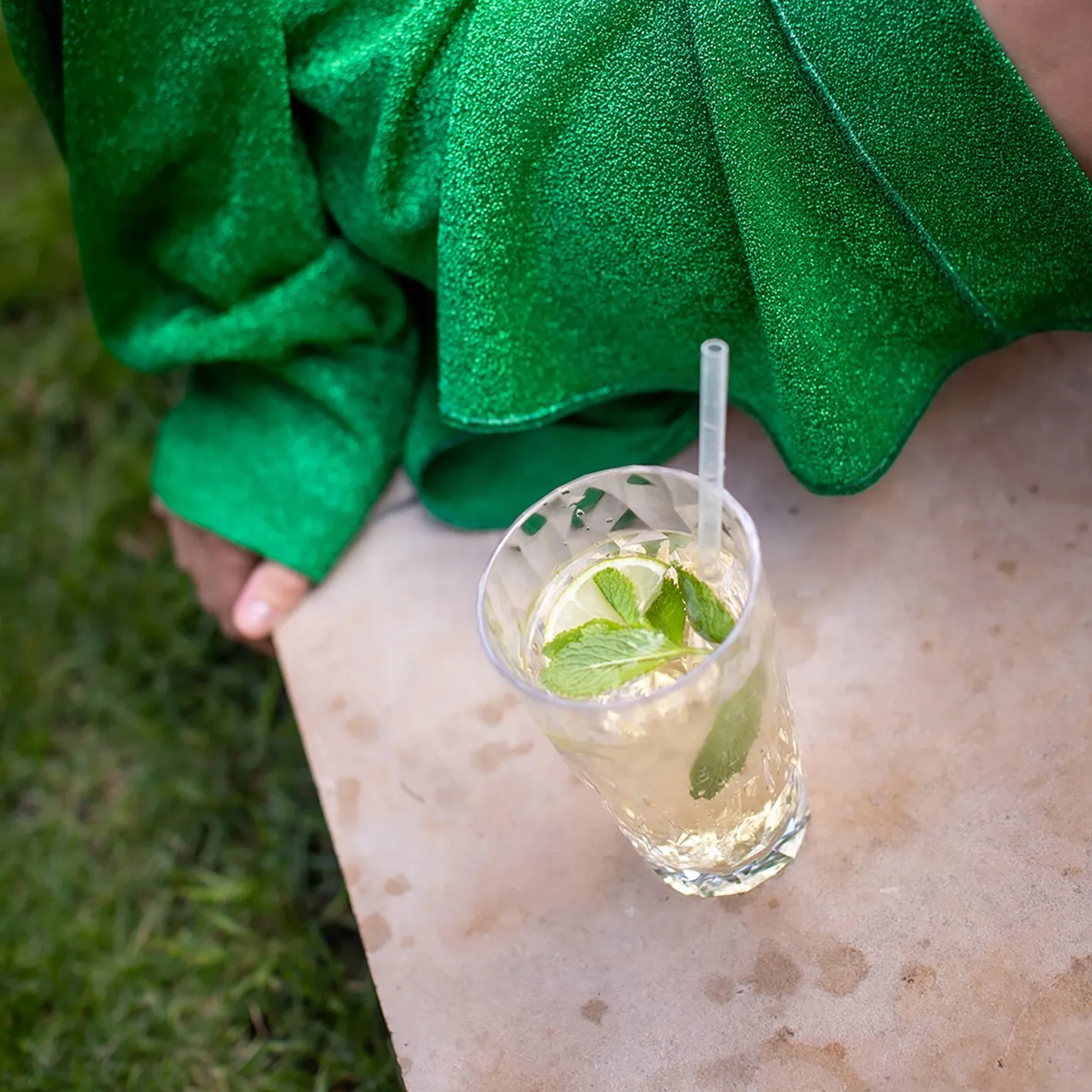 Transparentes Trinkglas Superglas CLUB mit 300 ml Fassungsvermögen, Minzgetränk, Limette, Minze und Trinkhalm auf einem Tisch im Freien