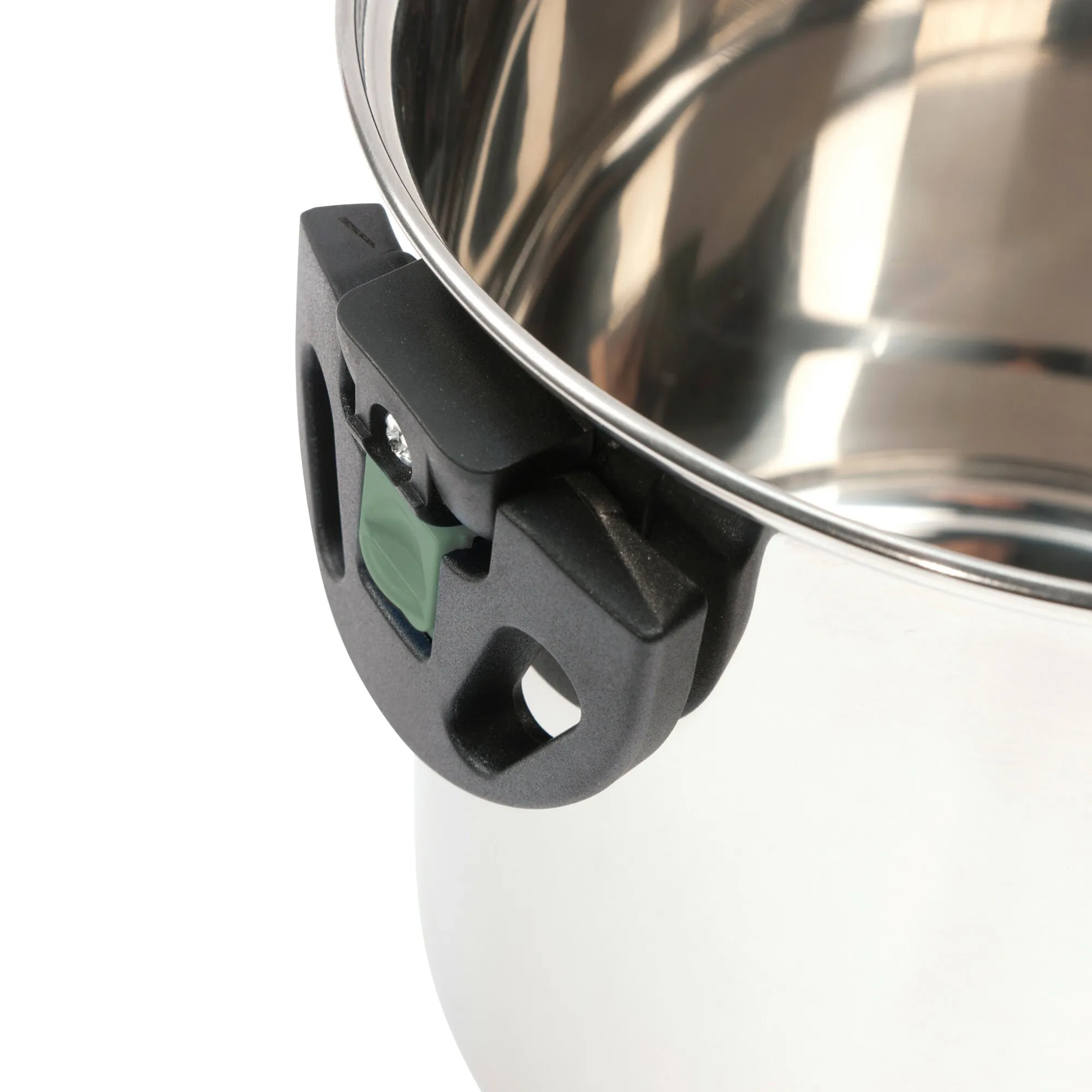 Detailaufnahme eines glänzenden Edelstahlkochtopfs mit schwarzem Seitengriff und grüner Verriegelungsanzeige des Kochtopfsets Elegance Compact