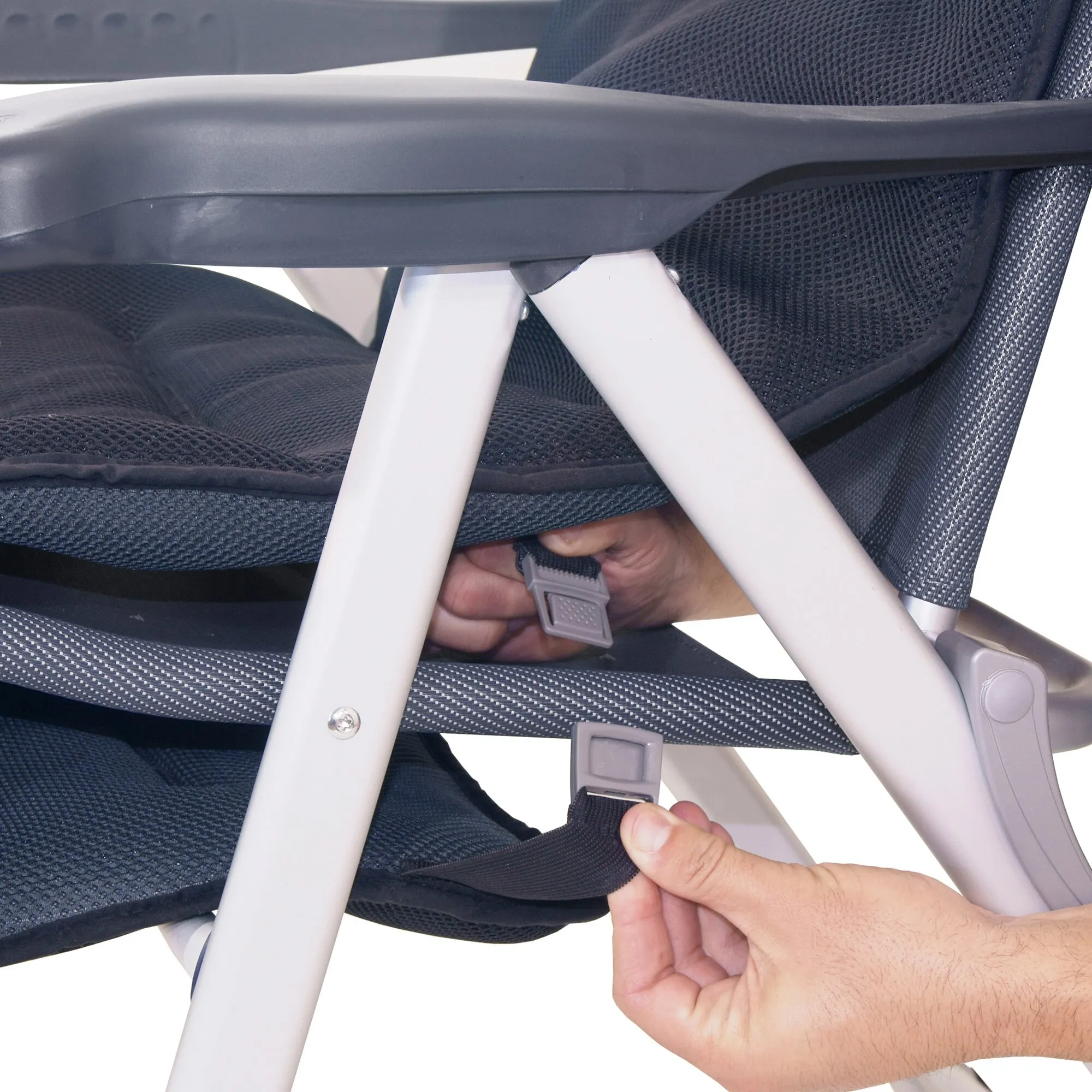 Detailansicht der schwarzen Polsterauflage Air-Deluxe am Kinderwagen, während ein Gurt von Hand befestigt wird