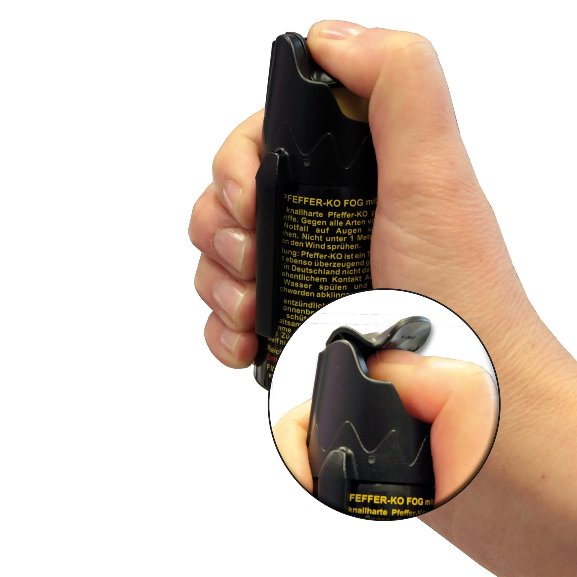 Hand hält ein schwarzes Pfeffer-Abwehrspray mit hochgeschobenem Sicherungsbügel; Detailkreis zeigt die Bedienung des Sprühkopfs