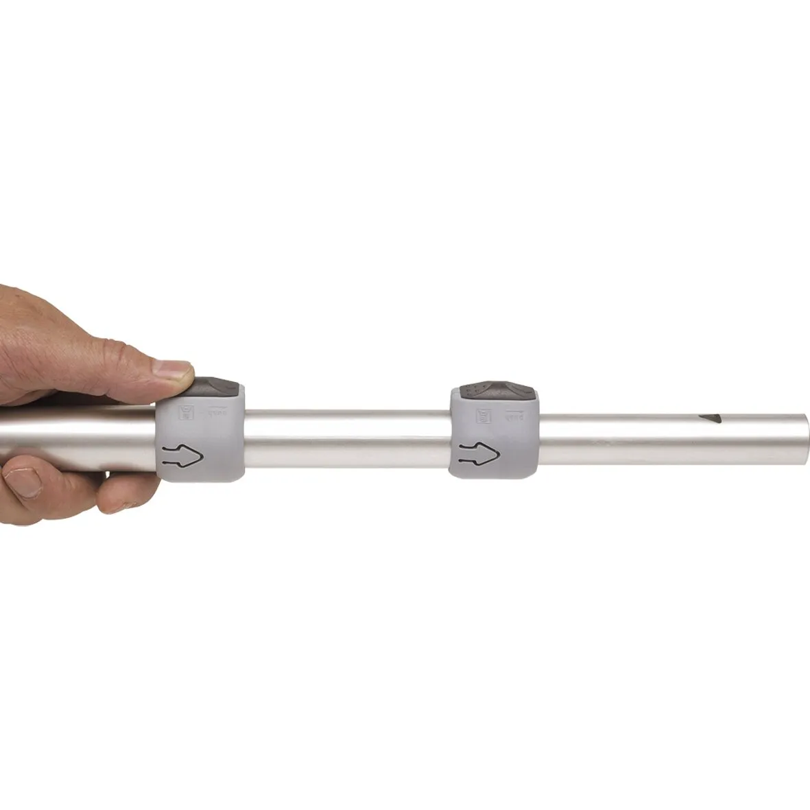 Silberner Aufstellstab easysystem mit 28 mm Durchmesser und zwei grauen Verbindungselementen, von einer Hand gehalten