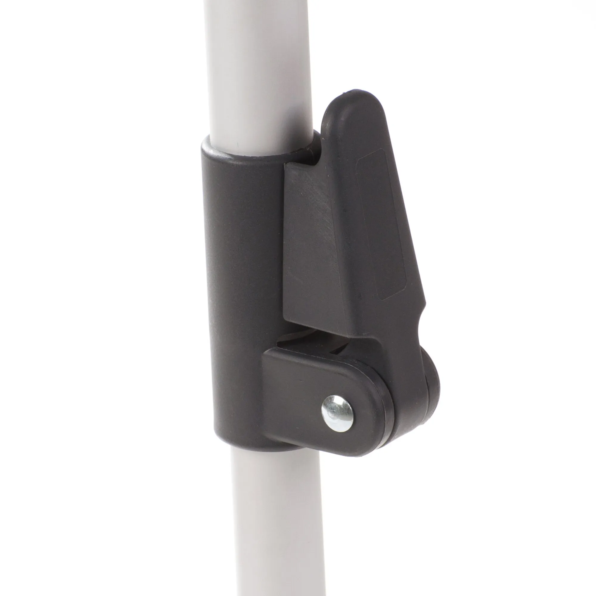 Detailaufnahme der schwarzen Klappmechanik mit silbernem Rohr am Campingtisch HighQ Blackline, 115 cm