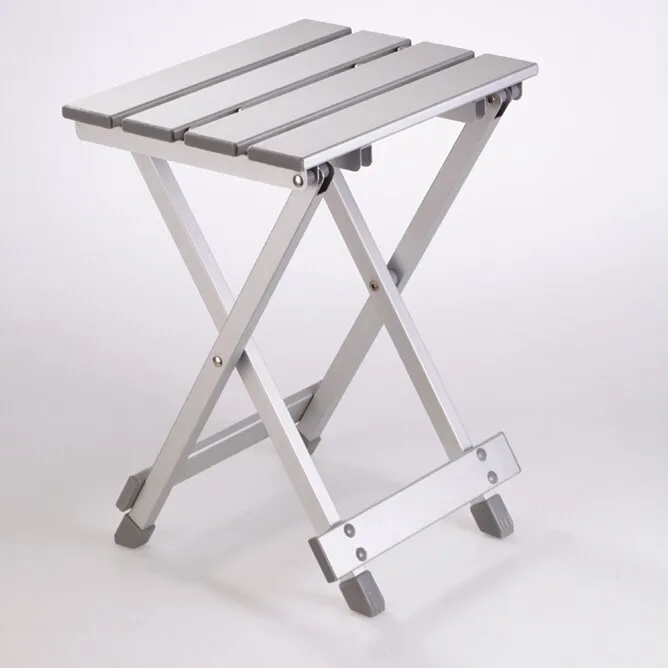 Zusammenklappbarer Hocker Single mit grauer Sitzfläche aus Lamellen und silbernem X-Gestell aus Metall