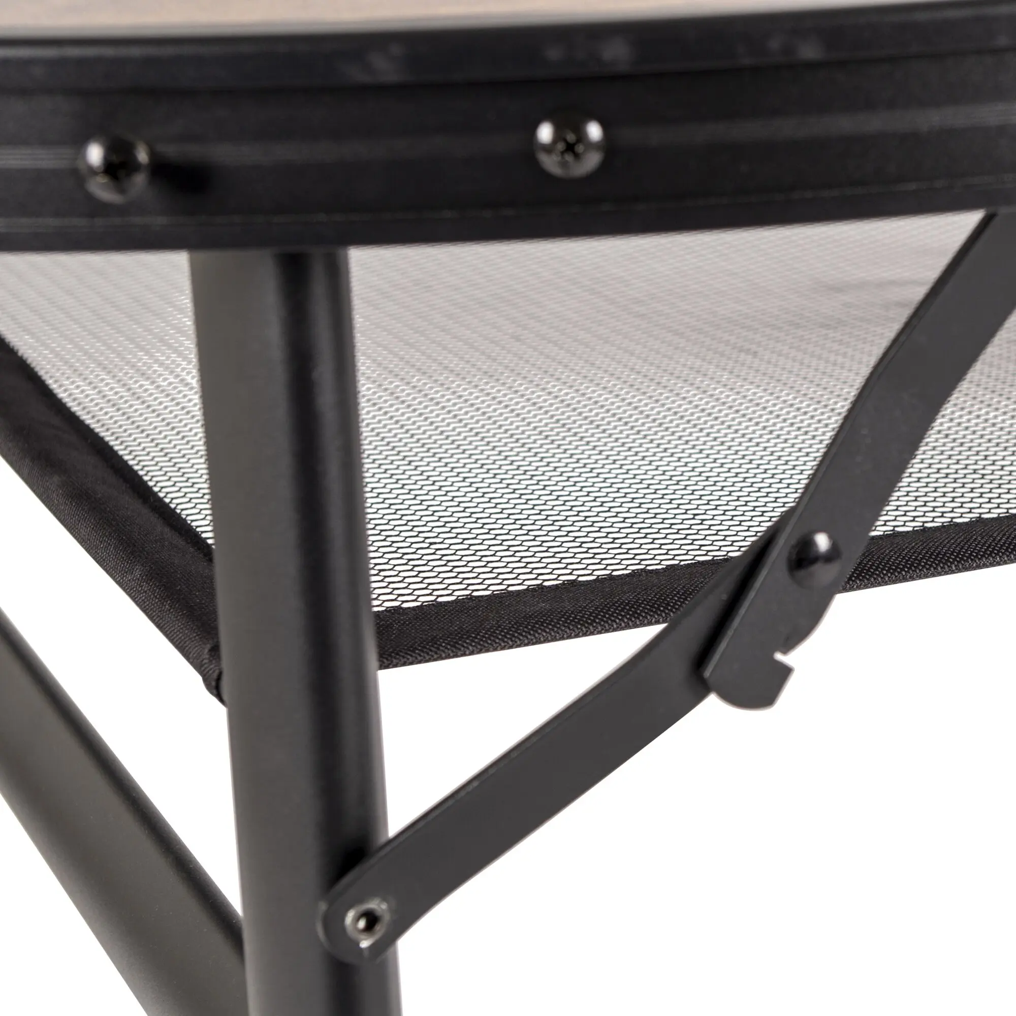 Detailaufnahme des schwarzen Metallrahmens eines Woodbine Campingtischs 150 × 80 cm mit Metallnetz-Seitenwand und sichtbaren Schrauben
