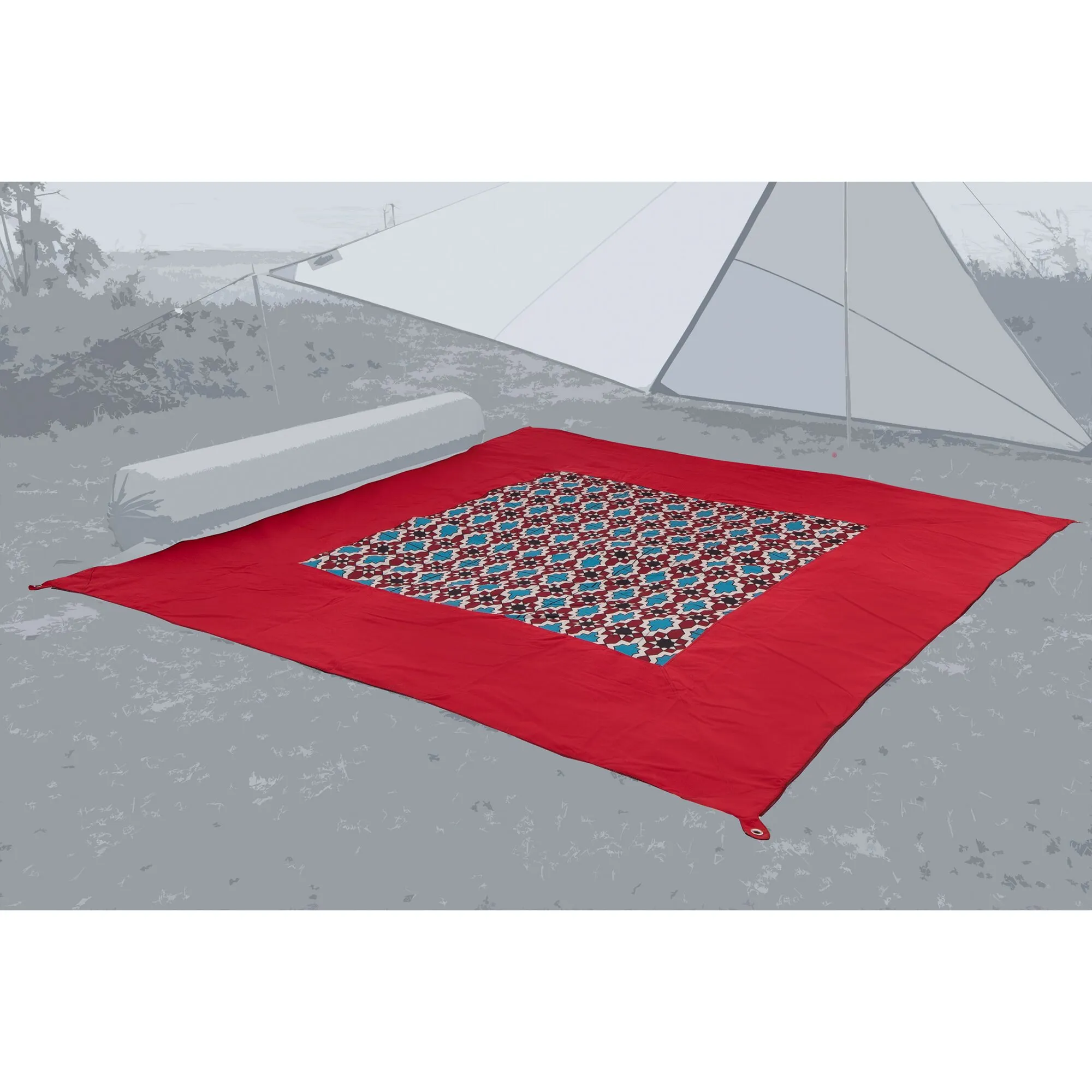 Roter rechteckiger Teppich Zip Carpet mit gemustertem Mittelteil liegt ausgebreitet im Zelt auf dem Boden