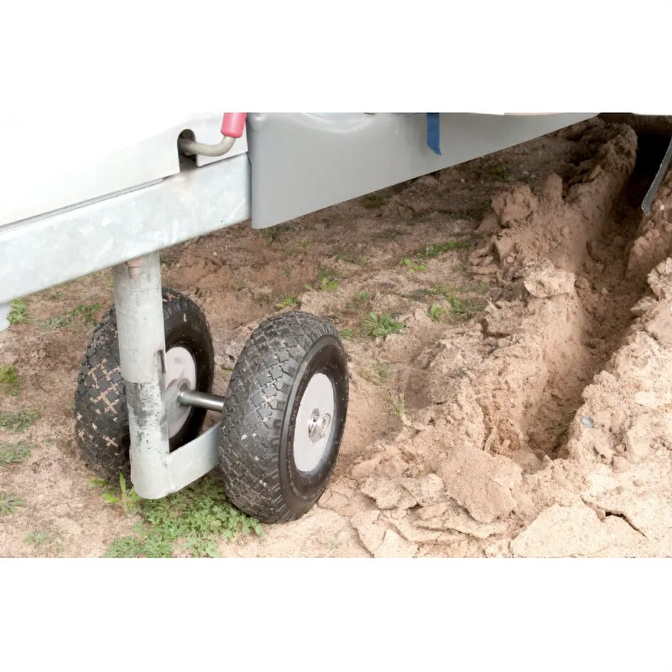 Montiertes Doppelstützrad Easy Wheel Set an einem Anhänger auf sandigem Untergrund mit zwei schwarzen Profilreifen