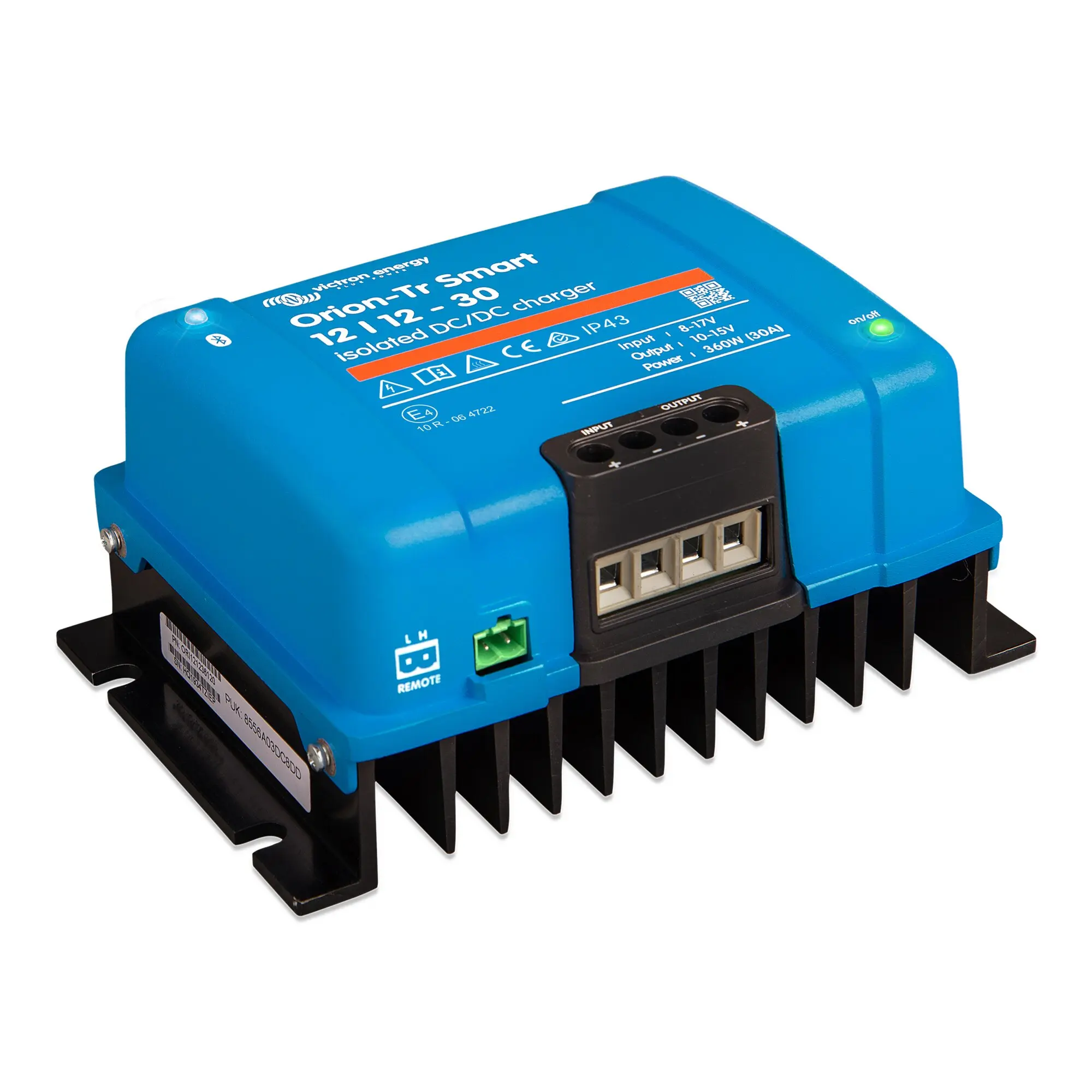 Detailaufnahme eines blauen Orion-Tr Smart DC/DC Ladebooster mit orangefarbener Beschriftung, sichtbaren Klemmen und grüner Status-LED