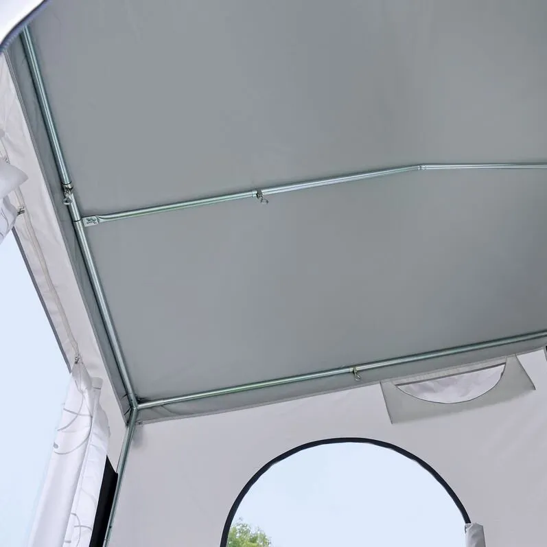 Innenansicht des Ganzjahresteilzelts Garmisch mit grauer Zeltplane, Metallgestänge, Belüftungsöffnung und rundem Fenster