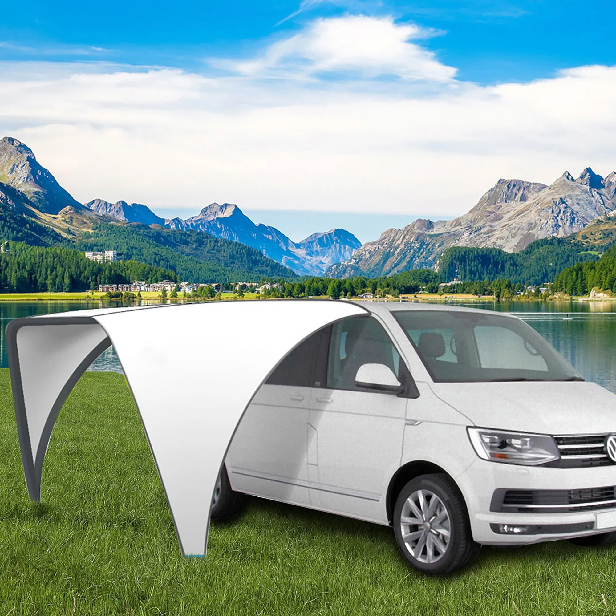 Weißer Van mit aufgebautem Sonnendach Rhombus Van auf einer Wiese vor Berglandschaft und See