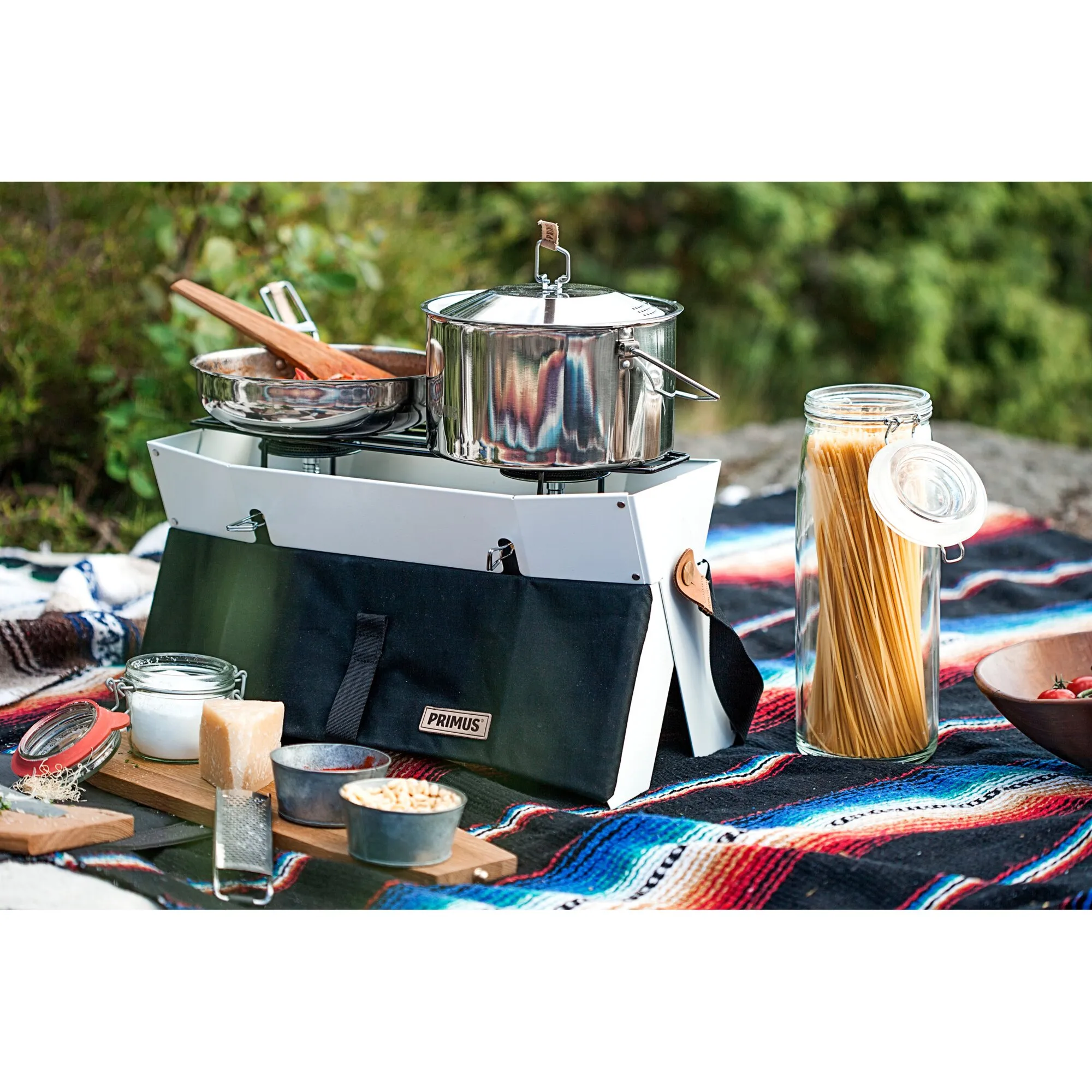 Kochtopf-Set Campfire L von Primus mit glänzendem Edelstahltopf und Deckel auf einem Campingkocher im Freien