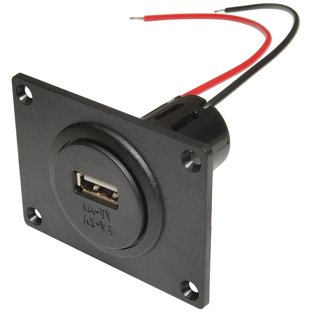 Schwarze quadratische Einbausteckdose mit einer USB-A-Buchse, Befestigungsbohrungen und roten sowie schwarzen Anschlusskabeln
