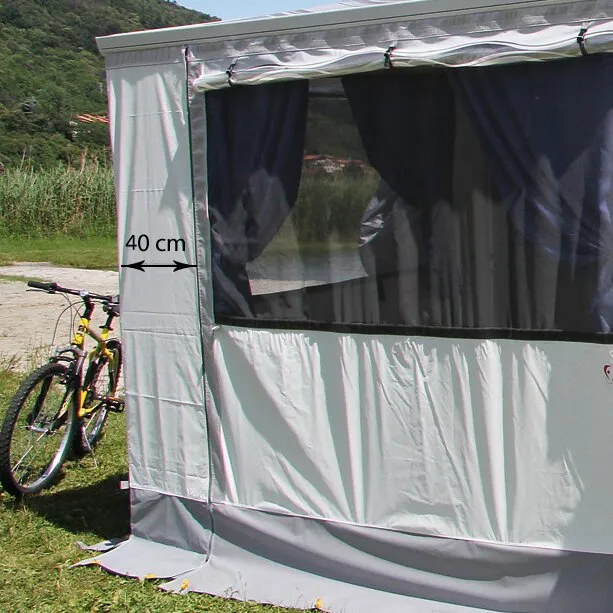 Silberne Frontwanderweiterung 125 mit großem Fenster, dunklen Vorhängen und 40-cm-Maßangabe; daneben steht ein Fahrrad