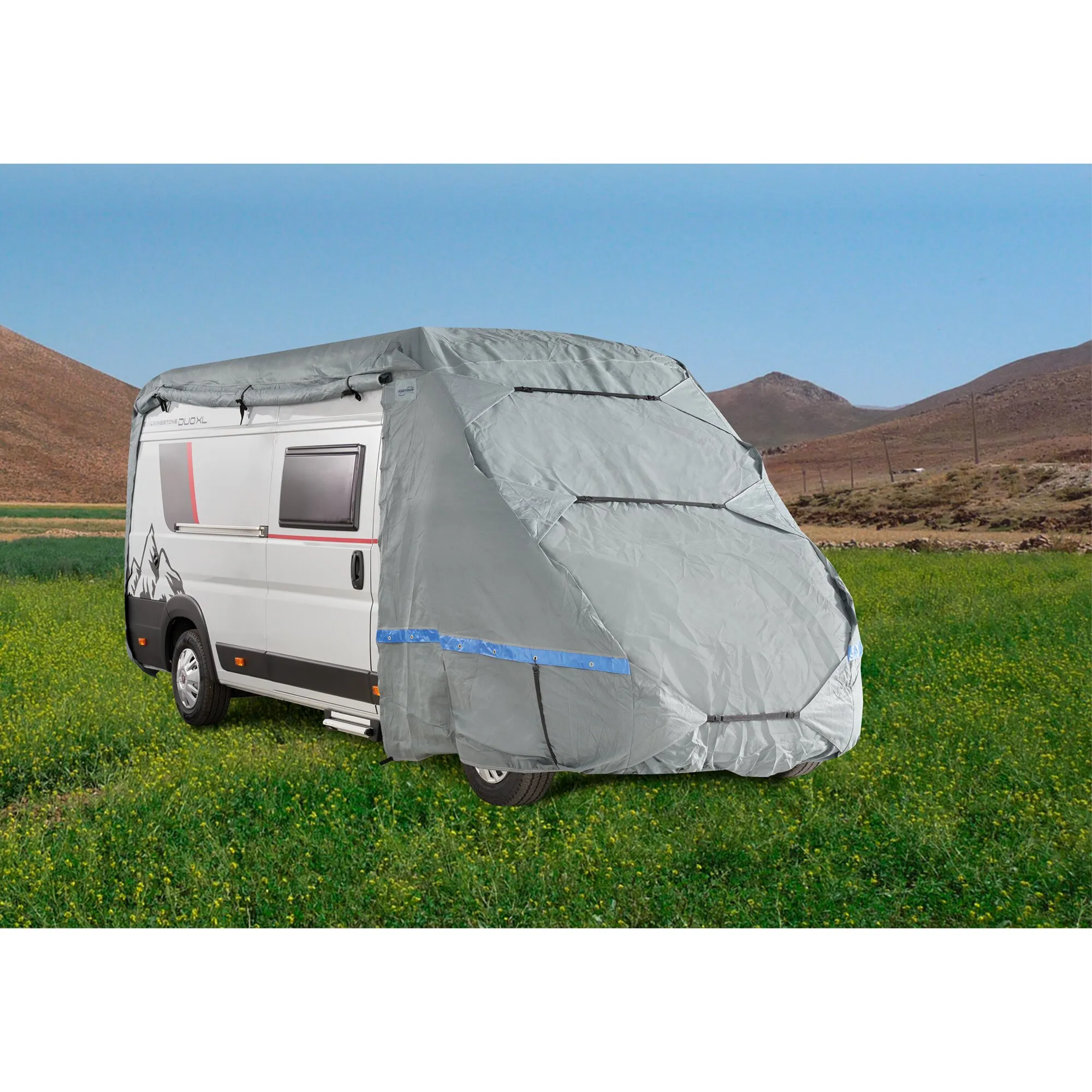 Graue Kastenwagen-Schutzhülle Wintertime für 550 cm lange Camper, teilweise über einen weißen Kastenwagen gezogen
