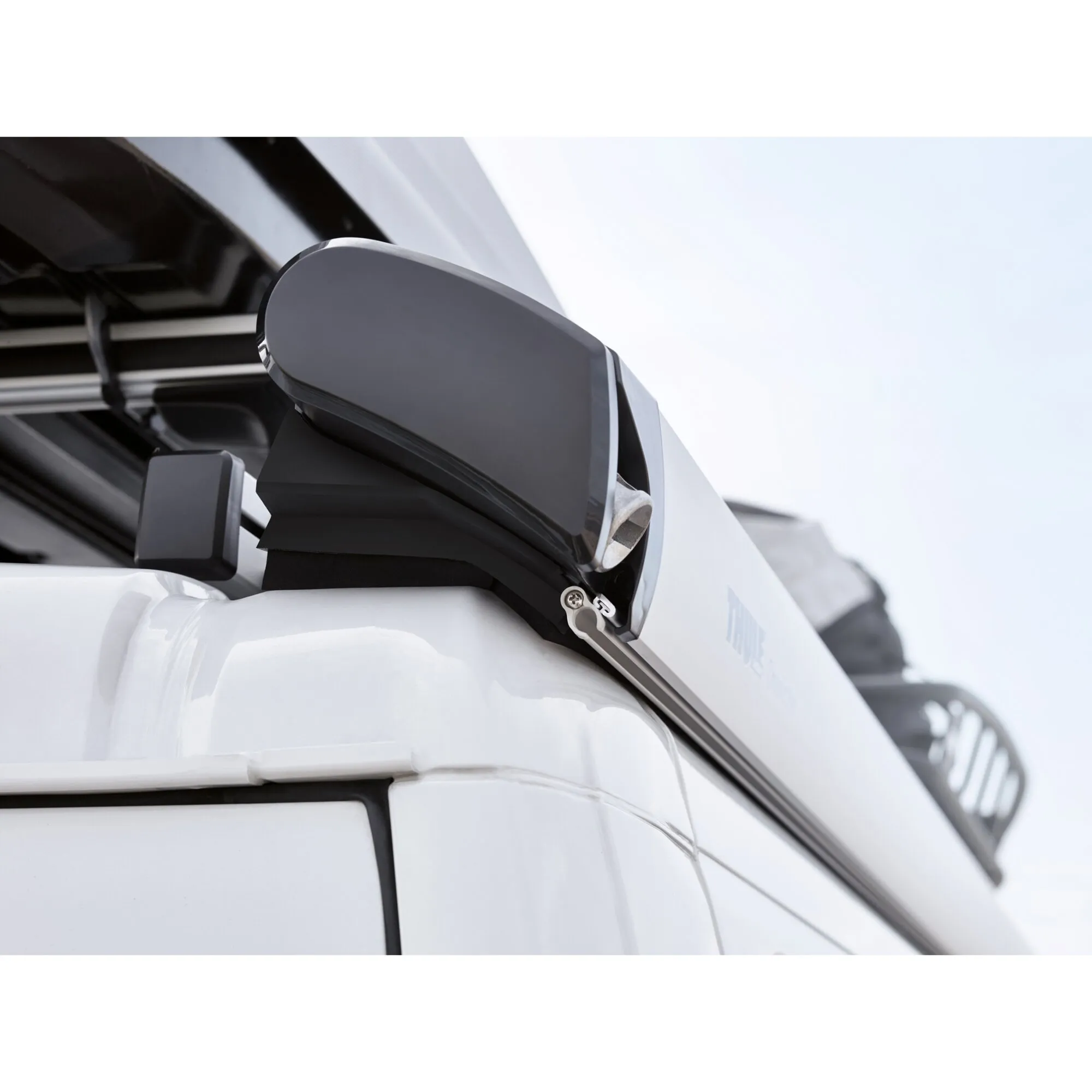 Detailaufnahme der anthrazitfarbenen Thule Omnistor 6300 Markisenkassette an einem weißen Fiat Ducato