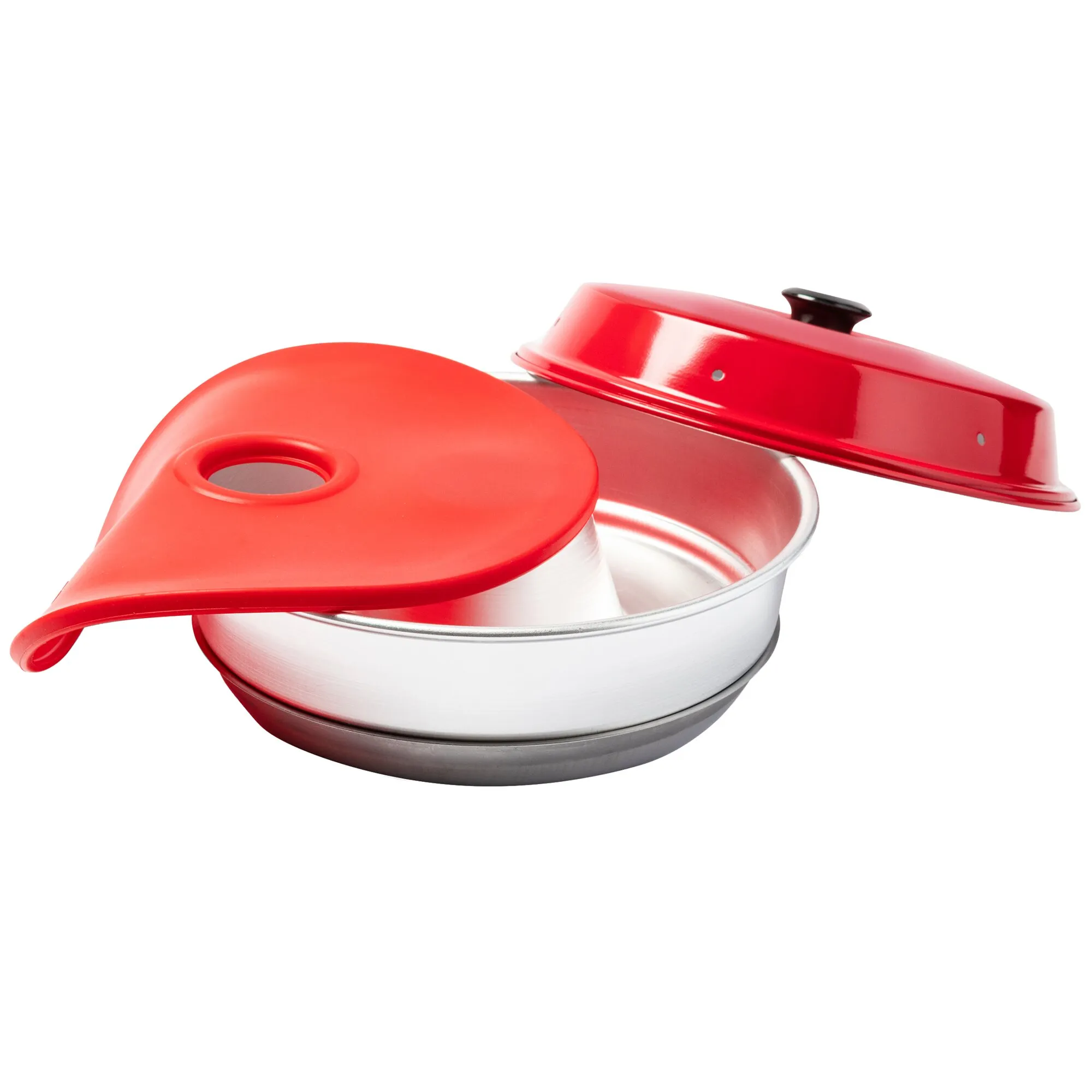 Roter Silikondeckel mit Dampföffnung auf einer Edelstahlpfanne, daneben ein passender roter Pfannendeckel mit Griff