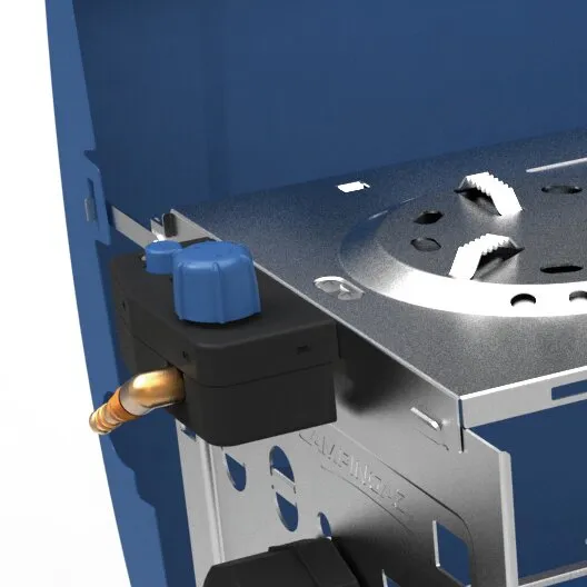 Detailansicht des Koffergasgrills 400 SGR mit schwarzem Gasregler, Messinganschluss und runder Brennerabdeckung aus Edelstahl
