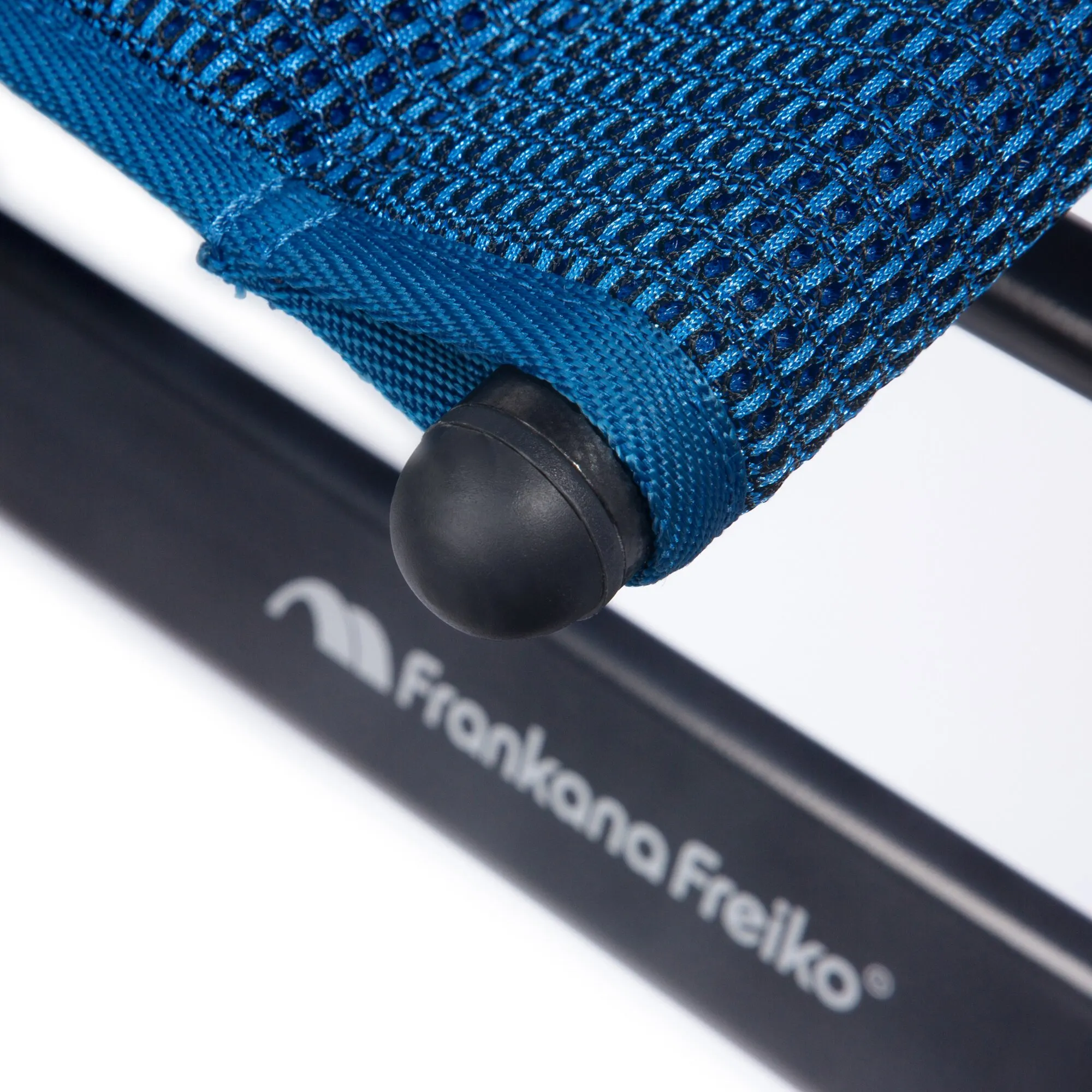 Detailaufnahme des blauen Bezugsgewebes und schwarzen Standfußes eines Campingstuhls HighQ Comfortable