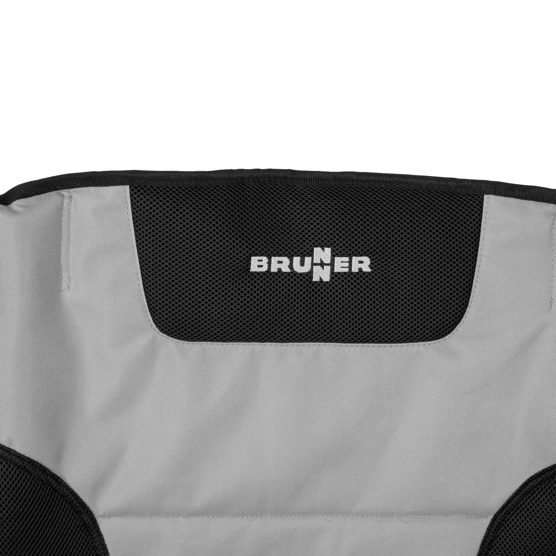 Detailaufnahme der Rückenlehne des grauen Faltstuhls Raptor Highback von Brunner mit schwarzem Netzfach und Logo