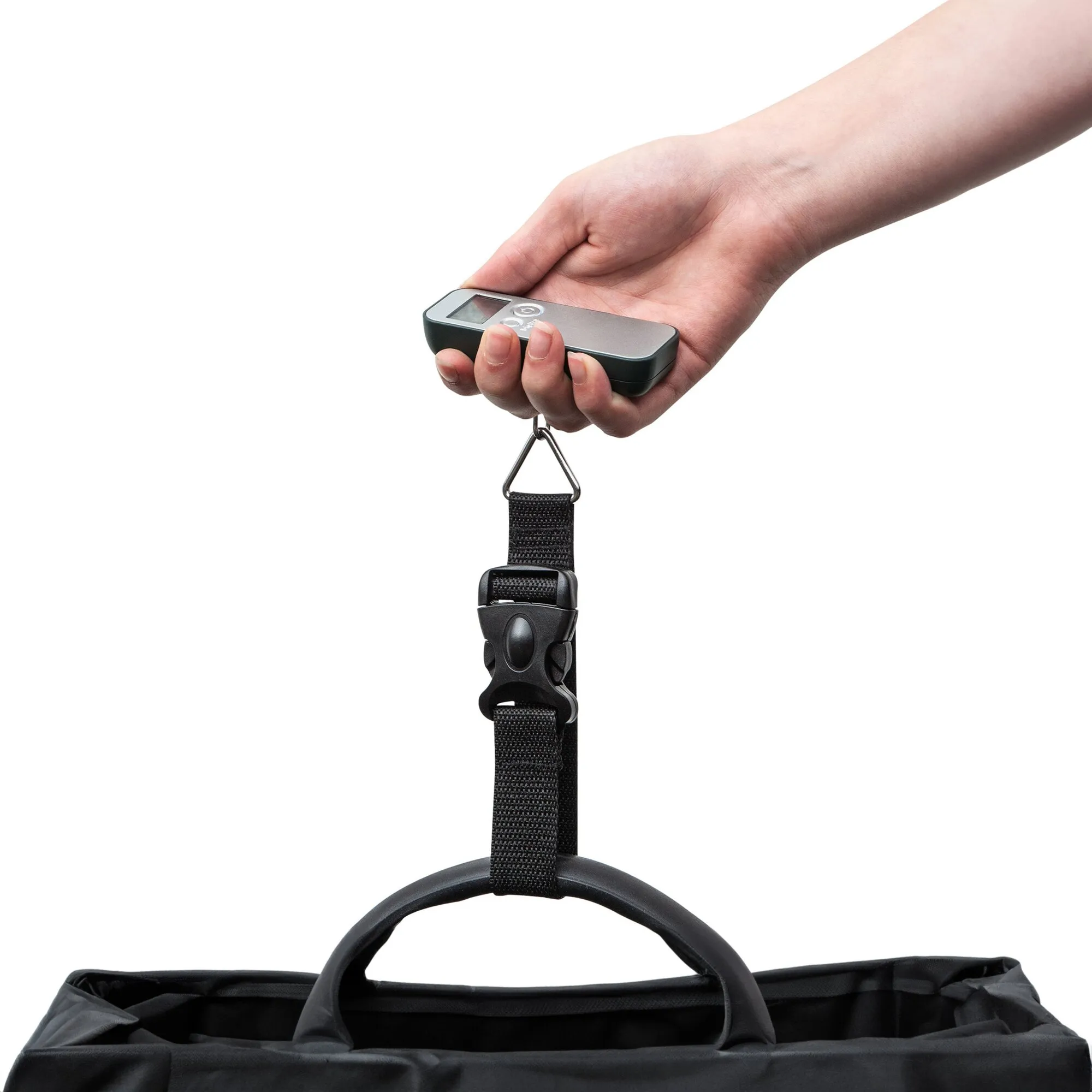 Schwarze digitale Kofferwaage mit LCD-Anzeige wird von einer Hand gehalten und über einen Gurt an einer Reisetasche befestigt