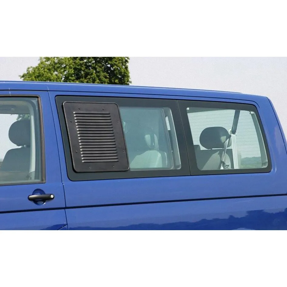 Schwarzes Lüftungsgitter Airvent für VW T6.1 links, eingesetzt in der hinteren Seitenscheibe eines blauen Transporters