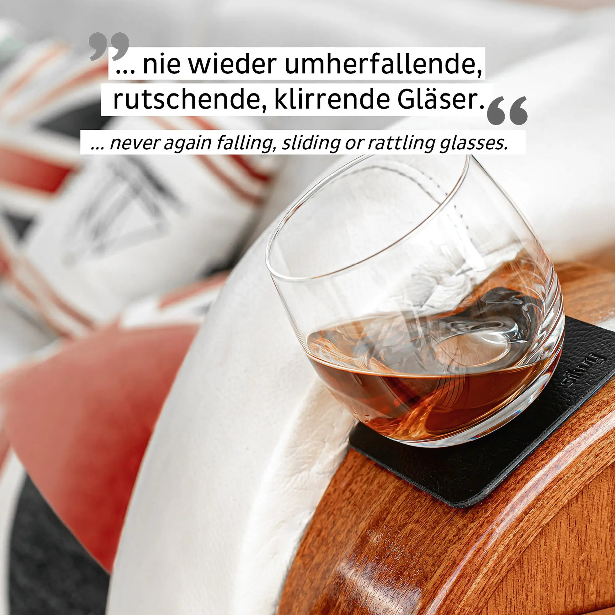 Nahaufnahme eines Whiskyglases auf einem Holzuntergrund; unscharfer Hintergrund mit einer Textüberlagerung aus weißen Balken und dunkler Schrift