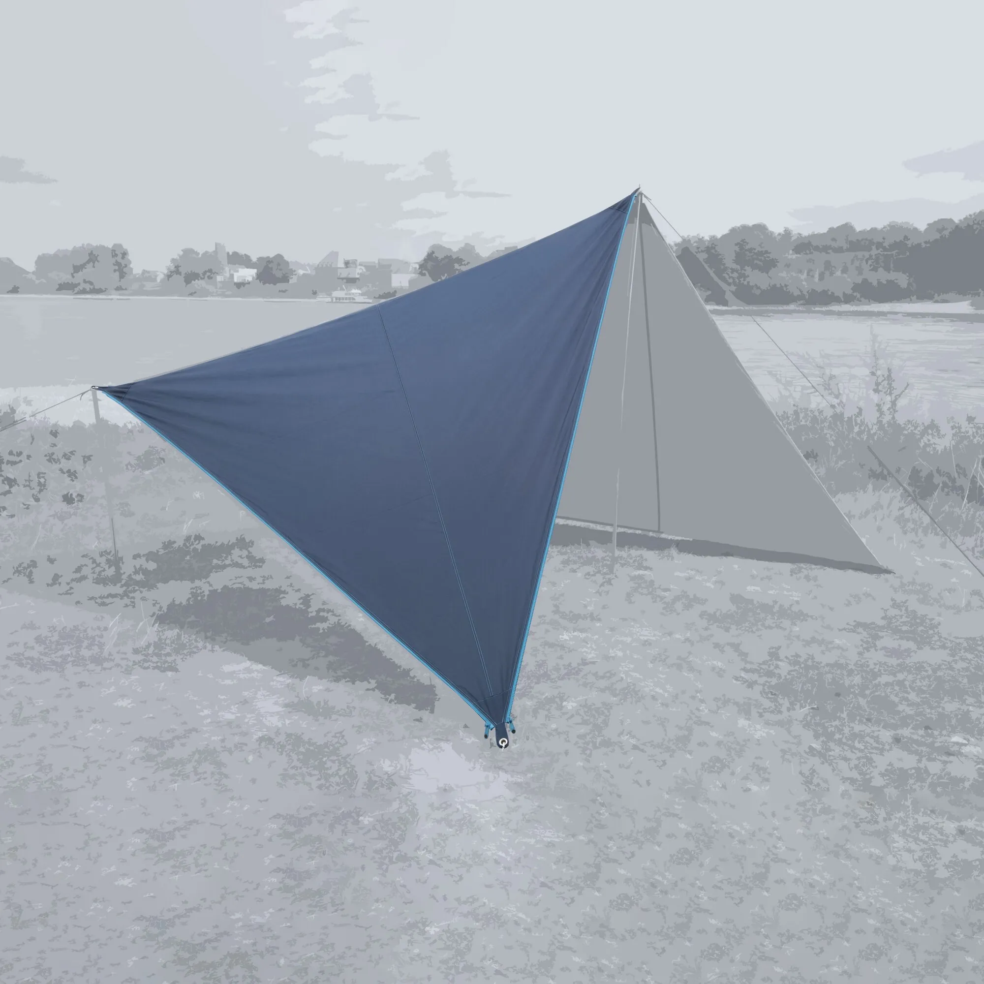 Dunkelblaues, dreieckiges Sonnensegel „Zip Canvas“ New Zealand über einer Uferlandschaft gespannt