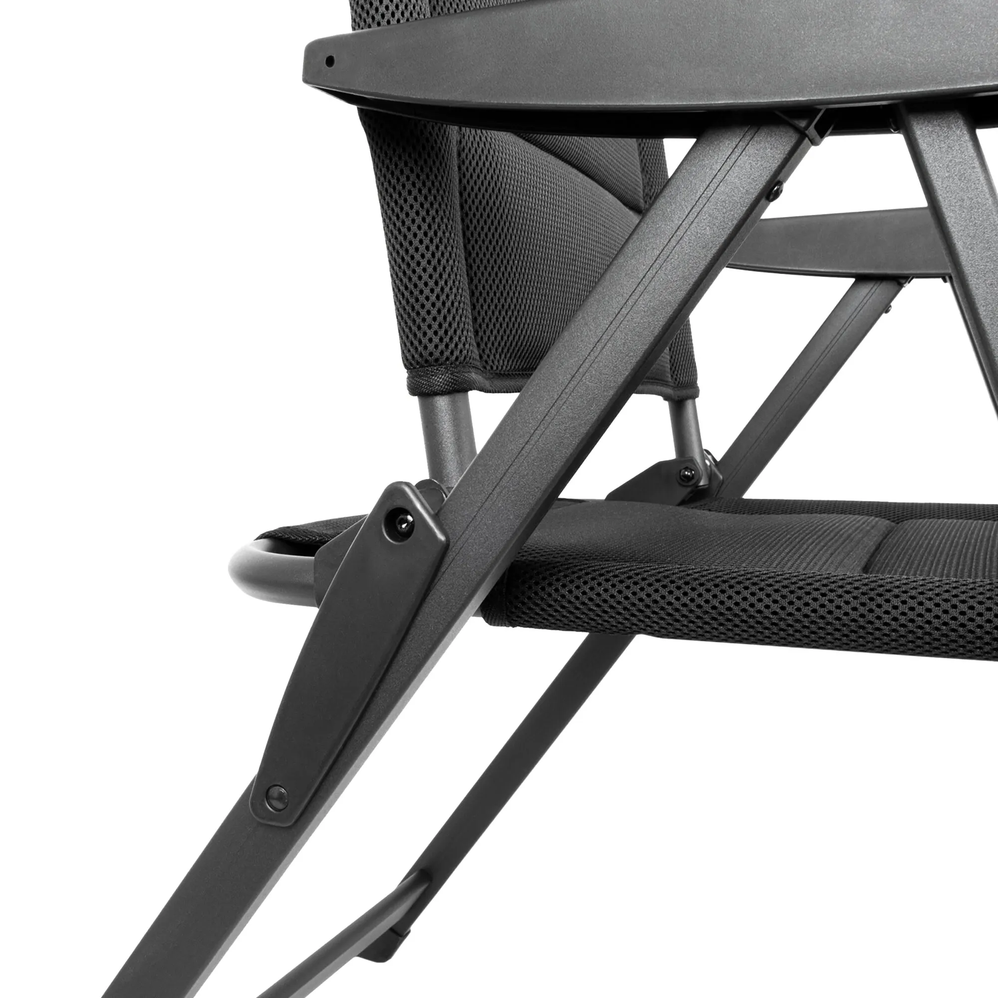 Detailaufnahme des schwarzen Campingstuhls Skye 3D mit gepolsterter Sitzfläche, Netzrückenlehne und stabilem Klappgestell