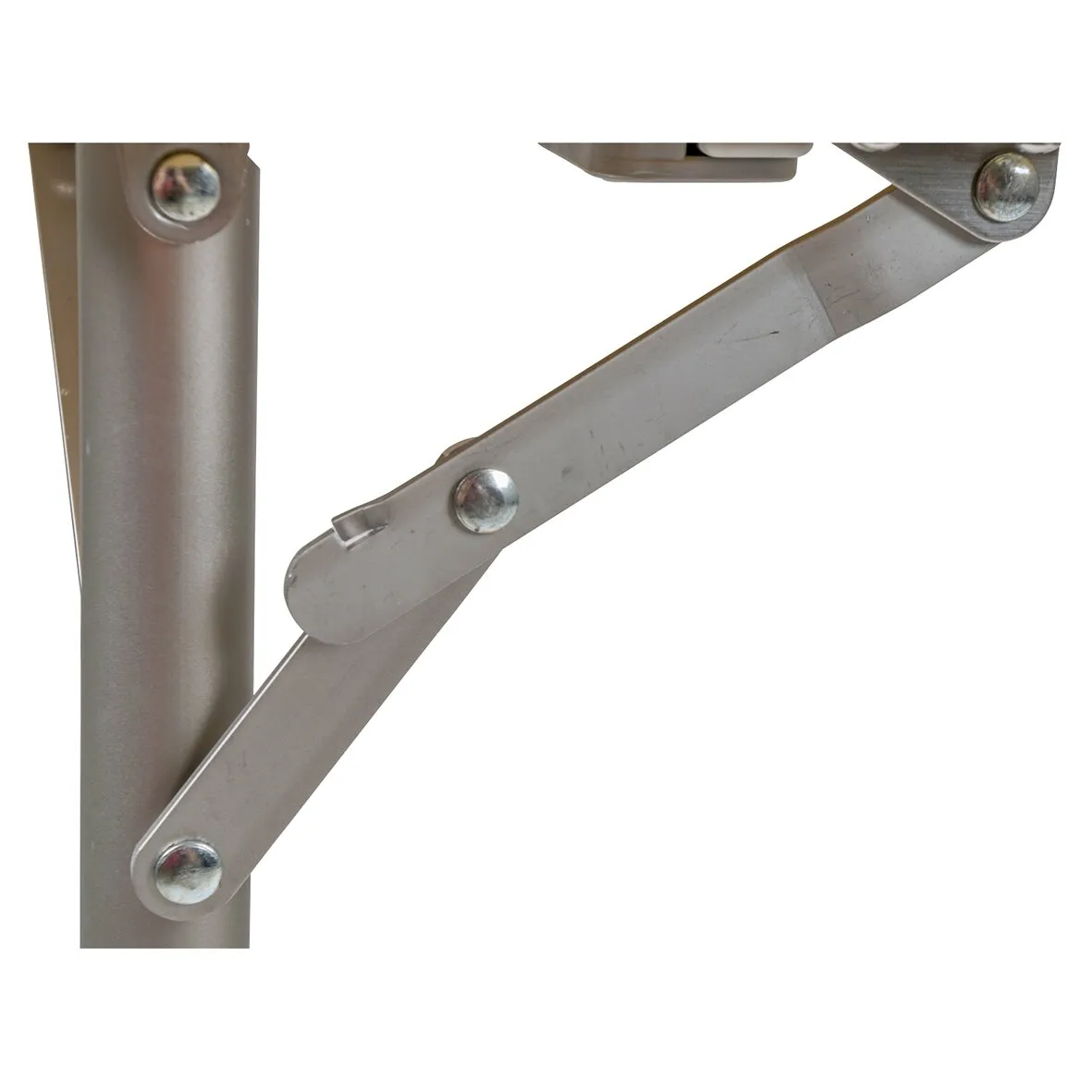 Detailaufnahme des Campingtischs Suffolk mit grauem Metallrohr und sichtbarer Klappmechanik aus verschraubten Streben