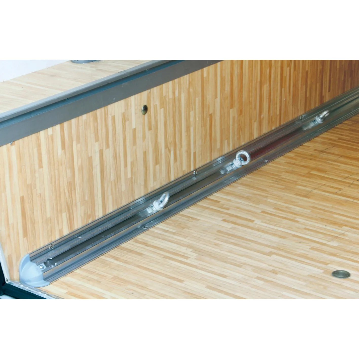 Metallene Garage-Bars-Corner-Befestigungsschienen mit verschiebbaren Ösen in einer holzverkleideten Heckgarage