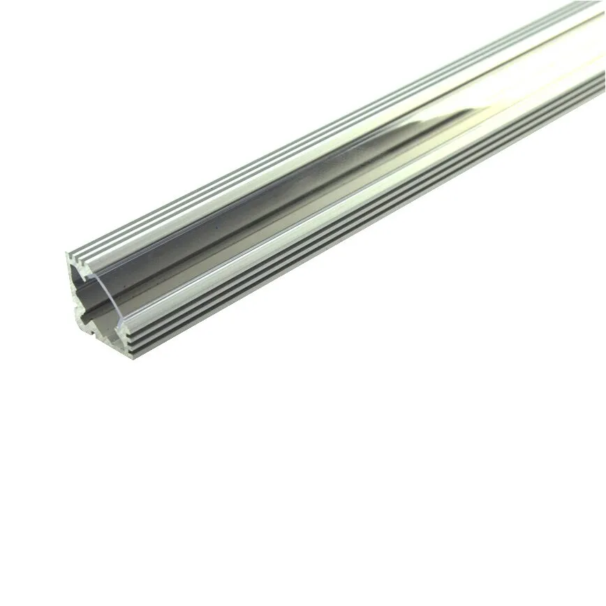 Silbernes Aluminiumeckprofil 100 mit geriffelter Oberfläche und sichtbarem Querschnitt in perspektivischer Ansicht