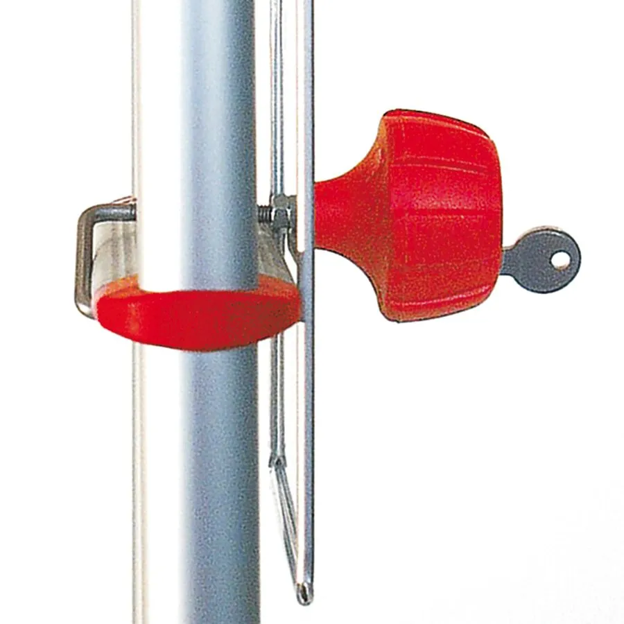 Detailansicht der roten Safe-Ladder-Diebstahlsicherung an einer silbernen Leiter mit sichtbarem Schließbügel und Schlüssel