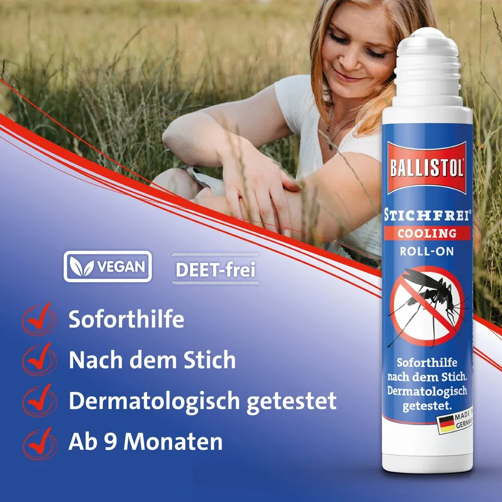 Eine Frau sitzt im Gras; rechts steht ein weißer Ballistol Stichfrei Cooling Roll-On Flakon mit blauem Etikett und rotem Logo