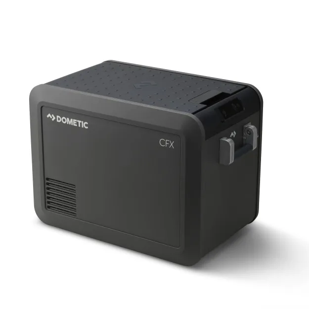 Schwarze Dometic CFX5 45 Kühlbox in Dreiviertelansicht mit seitlichem Lüftungsgitter und Verschluss