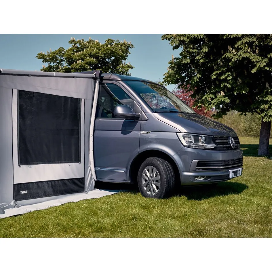 Residence G3 T5/T6 Vorzelt von Thule an einem grauen Volkswagen-Transporter auf einer Wiesewaswo